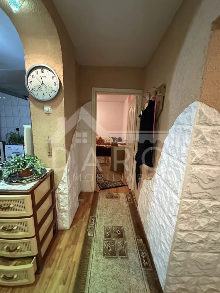 🏡 Apartament de închiriat – 2 camere decomandate | 53 mp | Etaj 1 | - 🏡 Apartament de închiriat – 2 camere decomandate | 53 mp | Etaj 1 | Rovinari Se oferă spre închiriere apartament spațios, complet mobilat și utilat, situat într-o zonă liniștită din cartierul Rovinari, în apropiere de unitatea militară. 💰 Chirie: 300 €/lună 📐 Suprafață utilă: 53 mp 🏢 Etaj: 1 din 4 ✔ bloc recent renovat (ianuarie 2024) ✔ confort termic ridicat Compartimentare: ✔ living ✔ dormitor ✔ bucătărie ✔ holuri spațioase ✔ baie ✔ uscătorie la fiecare etaj Dotări și utilități: ✔ centrală termică proprie ✔ geamuri termopan ✔ ușă metalică ✔ mobilat complet ✔ mașină de spălat nouă ✔ frigider nou Avantaje: 📍 zonă liniștită – Rovinari 📍 parcare liberă în jurul blocului, la orice oră 📍 stație de autobuz în apropiere 📍 cabinete medicale, farmacie, stomatologie, frizerie 📍 supermarketuri Profi și Darina la 3 minute de mers pe jos 📍 grădiniță cu program prelungit și biserică în apropiere 📍 la 5 minute cu mașina sau 15–20 minute de mers pe jos de centrul orașului Condiții: ✔ se acceptă familii cu copii 🚫 nu se acceptă câini de talie mare 💎 Ideal pentru familie sau cuplu care caută liniște și confort la un preț accesibil. 🤝 Proprietate promovată prin DARO Imobiliare 📞 Detalii și vizionări: Coman Maria – DARO Imobiliare 📱 0749 535 729 🔑 DARO Imobiliare – găsim proprietatea potrivită. }}