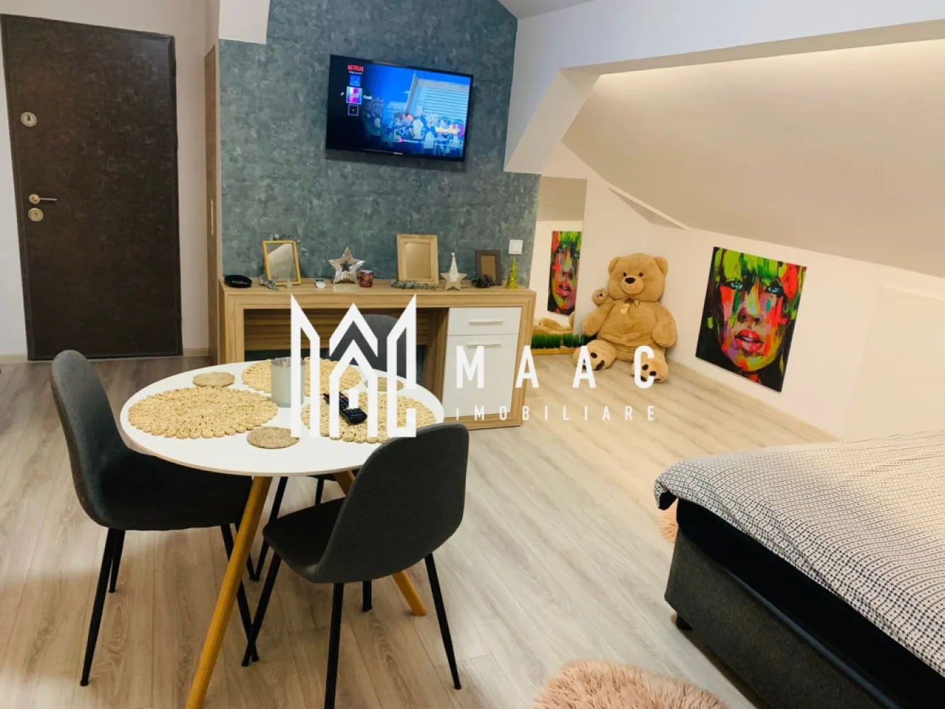 Garsonieră tip studio de vânzare, 58 mp utili I Cartierul Arhitecților - MAAC Imobiliare va propune spre vanzare un apartament cu o cameră tip studio, spațios și luminos, situat într-o zonă liniștită și în plină dezvoltare – Cartierul Arhitecților din Sibiu. Cu o suprafață generoasă de 58 mp utili, studioul este compartimentat inteligent în regim open-space, oferind un ambient modern și aerisit. Proprietatea se vinde complet mobilată și utilată, fiind pregătită pentru mutare imediată sau pentru investiție (închiriere). ✨ Dotări și beneficii: Living open-space cu bucătărie complet mobilată și utilată Aer condiționat Dressing generos Baie modernă Multiple spații de depozitare Etaj 3 – mansardă (intimitate și priveliște deschisă) Boxă la subsol inclusă Loc de parcare propriu inclus în preț Zona Arhitecților oferă numeroase facilități: • Acces rapid către oraș prin Calea Cisnădiei • Străzi asfaltate și iluminat public • Stație de autobuz în apropiere • Supermarketuri și alte magazine mixte • În apropiere se află benzinărie Euroil, bancă, școală generală, fast-food și farmacie. • Cartier în dezvoltare, cu infrastructură nouă și vecinătate selectă Apartamentul este ideal pentru o persoană singură, un cuplu sau pentru investiție, datorită suprafeței peste media studiourilor și a facilităților incluse. 📞 Pentru mai multe detalii, vă rugăm să menționați telefonic ID-ul anunțului: CP2938004. }}