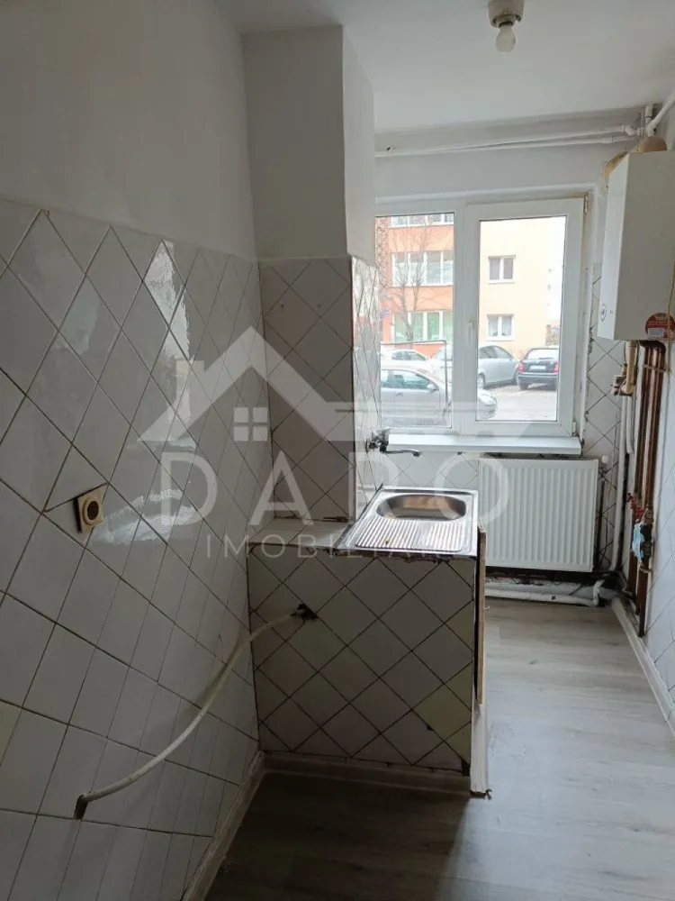 🏡 Apartament de vânzare – 2 camere | Parter | Strada Petru Dobra - 🏡 Apartament de vânzare – 2 camere | Parter | Strada Petru Dobra Se oferă spre vânzare apartament cu 2 camere, situat la parter, pe strada Petru Dobra, într-o zonă liniștită, ideal pentru locuit sau investiție. 🏢 Parter ✔ balcon ✔ pivniță sub balcon – spațiu suplimentar de depozitare Compartimentare: ✔ living ✔ dormitor ✔ bucătărie ✔ baie ✔ hol ✔ balcon Dotări și utilități: ✔ parchet laminat ✔ geamuri termopan ✔ locuință practică și ușor de întreținut Avantaje: 📍 aproape de grădiniță 📍 magazine de proximitate și Profi în apropiere 📍 zonă liniștită, cu acces rapid la facilități 📍 ideal pentru familie, persoane în vârstă sau investiție 💎 O oportunitate pentru cei care caută un apartament la parter, cu spații de depozitare și poziționare bună. 🤝 Proprietate promovată prin DARO Imobiliare 💳 Pentru achiziție, prin Kiwi Finance beneficiezi de: ✔ analiză GRATUITĂ a eligibilității ✔ acces la oferte de la peste 12 bănci ✔ negocierea dobânzii în favoarea ta ✔ suport complet până la semnarea contractului 📞 Detalii și vizionări: Coman Maria – DARO Imobiliare & Kiwi Finance 📱 0749 535 729 🔑 DARO Imobiliare – găsim proprietatea potrivită. 💳 Kiwi Finance – obținem creditul pentru a o cumpăra. }}