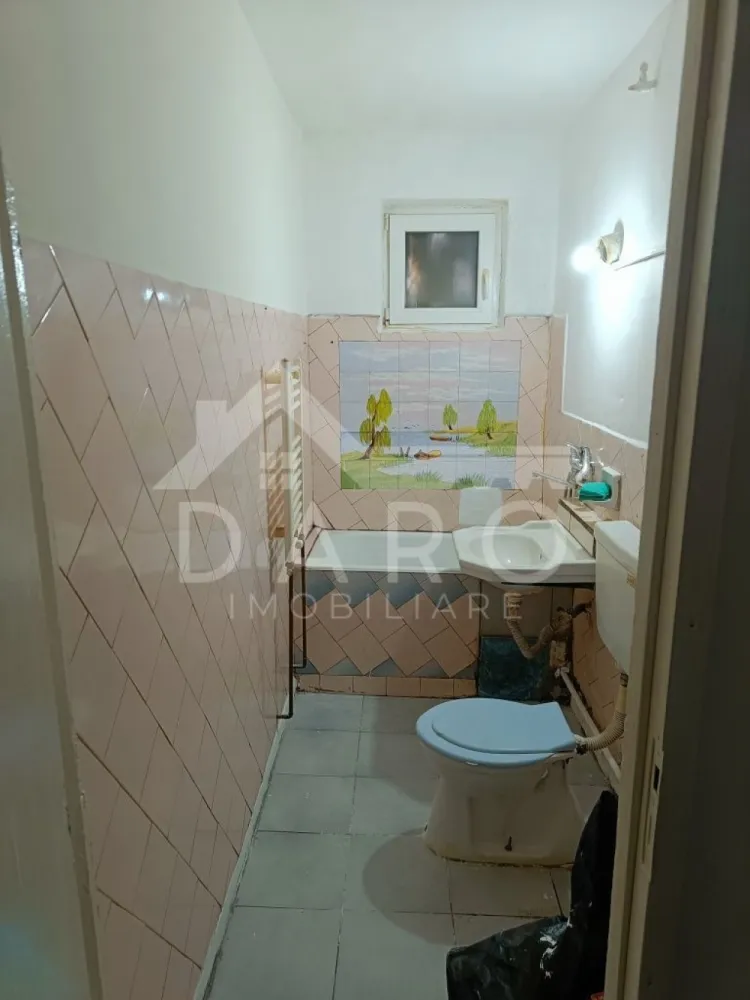 🏡 Apartament de vânzare – 2 camere | Parter | Strada Petru Dobra - 🏡 Apartament de vânzare – 2 camere | Parter | Strada Petru Dobra Se oferă spre vânzare apartament cu 2 camere, situat la parter, pe strada Petru Dobra, într-o zonă liniștită, ideal pentru locuit sau investiție. 🏢 Parter ✔ balcon ✔ pivniță sub balcon – spațiu suplimentar de depozitare Compartimentare: ✔ living ✔ dormitor ✔ bucătărie ✔ baie ✔ hol ✔ balcon Dotări și utilități: ✔ parchet laminat ✔ geamuri termopan ✔ locuință practică și ușor de întreținut Avantaje: 📍 aproape de grădiniță 📍 magazine de proximitate și Profi în apropiere 📍 zonă liniștită, cu acces rapid la facilități 📍 ideal pentru familie, persoane în vârstă sau investiție 💎 O oportunitate pentru cei care caută un apartament la parter, cu spații de depozitare și poziționare bună. 🤝 Proprietate promovată prin DARO Imobiliare 💳 Pentru achiziție, prin Kiwi Finance beneficiezi de: ✔ analiză GRATUITĂ a eligibilității ✔ acces la oferte de la peste 12 bănci ✔ negocierea dobânzii în favoarea ta ✔ suport complet până la semnarea contractului 📞 Detalii și vizionări: Coman Maria – DARO Imobiliare & Kiwi Finance 📱 0749 535 729 🔑 DARO Imobiliare – găsim proprietatea potrivită. 💳 Kiwi Finance – obținem creditul pentru a o cumpăra. }}