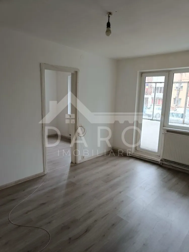 🏡 Apartament de vânzare – 2 camere | Parter | Strada Petru Dobra - 🏡 Apartament de vânzare – 2 camere | Parter | Strada Petru Dobra Se oferă spre vânzare apartament cu 2 camere, situat la parter, pe strada Petru Dobra, într-o zonă liniștită, ideal pentru locuit sau investiție. 🏢 Parter ✔ balcon ✔ pivniță sub balcon – spațiu suplimentar de depozitare Compartimentare: ✔ living ✔ dormitor ✔ bucătărie ✔ baie ✔ hol ✔ balcon Dotări și utilități: ✔ parchet laminat ✔ geamuri termopan ✔ locuință practică și ușor de întreținut Avantaje: 📍 aproape de grădiniță 📍 magazine de proximitate și Profi în apropiere 📍 zonă liniștită, cu acces rapid la facilități 📍 ideal pentru familie, persoane în vârstă sau investiție 💎 O oportunitate pentru cei care caută un apartament la parter, cu spații de depozitare și poziționare bună. 🤝 Proprietate promovată prin DARO Imobiliare 💳 Pentru achiziție, prin Kiwi Finance beneficiezi de: ✔ analiză GRATUITĂ a eligibilității ✔ acces la oferte de la peste 12 bănci ✔ negocierea dobânzii în favoarea ta ✔ suport complet până la semnarea contractului 📞 Detalii și vizionări: Coman Maria – DARO Imobiliare & Kiwi Finance 📱 0749 535 729 🔑 DARO Imobiliare – găsim proprietatea potrivită. 💳 Kiwi Finance – obținem creditul pentru a o cumpăra. }}