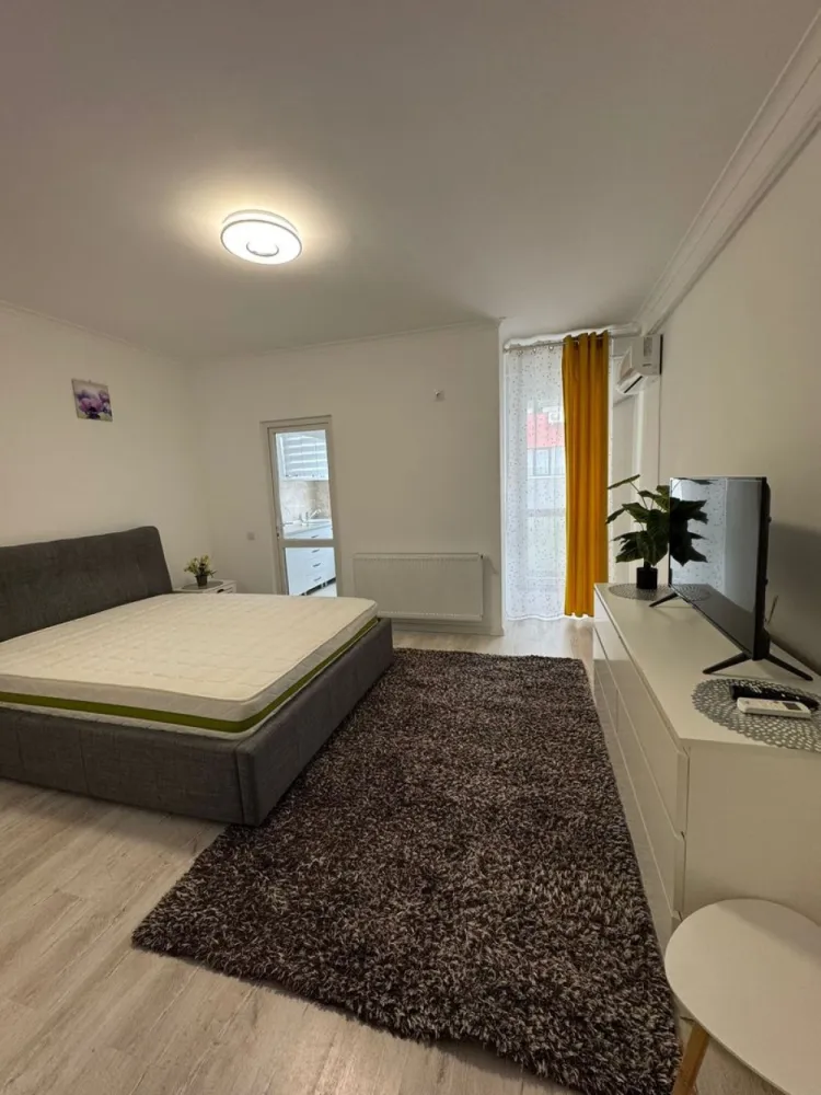 Garsonieră Militari Residence – Strada Tineretului nr 17 - Garsonieră de închiriat în Militari Residence – Strada Tineretului nr. 17, bloc 7 Suprafață utilă: — 35 mp Etaj 4 din 8 etaje (bloc dotat cu 2 lifturi) Garsoniera este la prima închiriere, cu mobilier nou. Beneficiază de centrală proprie, contorizare individuală și aer condiționat. Compartimentare practică: Cameră luminoasă Bucătărie complet mobilată și utilată Baie complet echipată Loc de parcare contra cost Contract pe 12 luni, cu posibilitate de prelungire. Comision standard: 50% dintr-o lună de chirie (175 euro). Se achită o singură dată, la semnarea contractului. La semnare se plătesc: Comision: 175 euro Garanție: 350 euro Prima lună de chirie: 350 euro Ulterior, se achită lunar chiria (350 euro) și utilitățile, în funcție de consum. Preț: 350 euro/lună Pentru mai multe detalii sau programarea unei vizionări, mă puteți contacta. }}