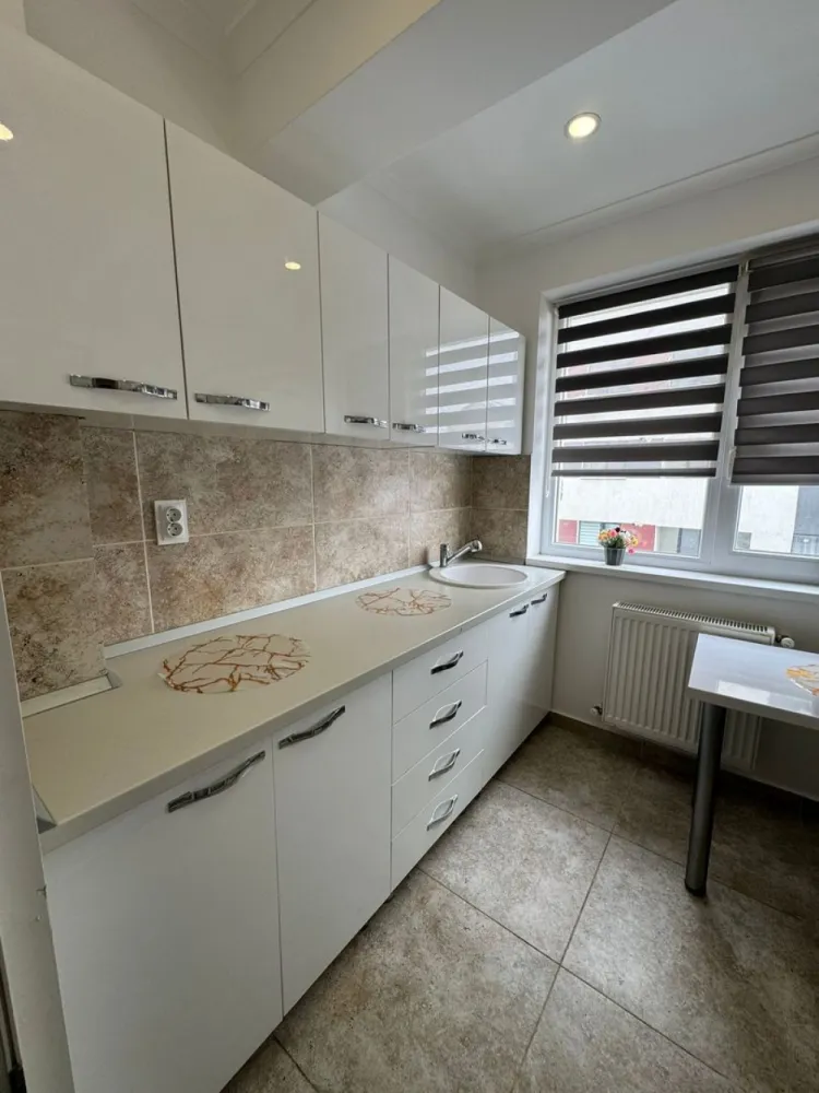 Garsonieră Militari Residence – Strada Tineretului nr 17 - Garsonieră de închiriat în Militari Residence – Strada Tineretului nr. 17, bloc 7 Suprafață utilă: — 35 mp Etaj 4 din 8 etaje (bloc dotat cu 2 lifturi) Garsoniera este la prima închiriere, cu mobilier nou. Beneficiază de centrală proprie, contorizare individuală și aer condiționat. Compartimentare practică: Cameră luminoasă Bucătărie complet mobilată și utilată Baie complet echipată Loc de parcare contra cost Contract pe 12 luni, cu posibilitate de prelungire. Comision standard: 50% dintr-o lună de chirie (175 euro). Se achită o singură dată, la semnarea contractului. La semnare se plătesc: Comision: 175 euro Garanție: 350 euro Prima lună de chirie: 350 euro Ulterior, se achită lunar chiria (350 euro) și utilitățile, în funcție de consum. Preț: 350 euro/lună Pentru mai multe detalii sau programarea unei vizionări, mă puteți contacta. }}