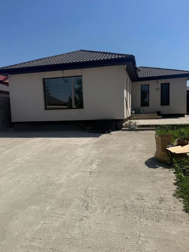 De vanzare casa noua in sat Costi, 145.000 euro - Se oferă spre vânzare casă construită în anul 2024, amplasată în satul Costi, pe strada Frunzei, într-o zonă liniștită, cu acces facil și toate utilitățile disponibile.
Proprietatea este edificată pe un teren de 643 mp, cu un front stradal de 19 ml, având o suprafață construită de 150 mp.
Compartimentarea este practică și oferă spațiul necesar unei familii:
 -3 dormitoare;
 -living cu bucătărie open-space;
 - 2 băi.
Casa dispune de încălzire și este racordată la apă, gaz, curent electric și canalizare.
Imobilul se vinde nefinalizat complet la interior, oferind noului proprietar libertatea de a alege finisajele și de a amenaja locuința după propriul stil și preferințe.
Dacă sunteți în căutarea unei case noi, cu teren generos și o compartimentare funcțională, această proprietate poate fi alegerea potrivită.
Pret 145.000 euro
Se percepe comision de tranzactionare 1,5%.
pentru detalii si programare vizionare 0746.252.252 Liliana Ene, Agentia Mag Invest.