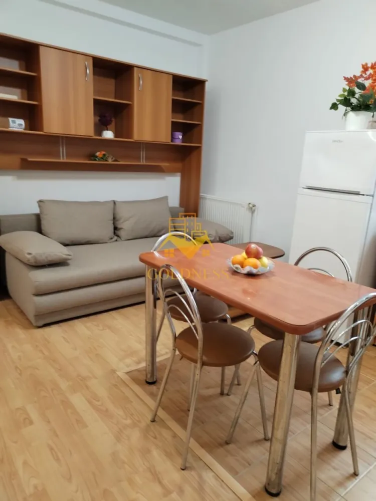 2 Camere Open space, Gruia, Casa, Parcare, Stadionul CFR,Cetatuie - GOLDNESS Imobiliare vă propune spre închiriere un apartament cu 2 camere complet mobilat și utilat, la parterul unei casa de 2 etaje, în Cartierul Gruia! Parcare interioara inclusa! Se află în apropierea stațiilor de transport în comun, magazine, restaurante, spații verzi, farmacii, etc. Apartamentul este compartimentat astfel: - dormitor cu pat matrimonial, dressing, noptiere - living cu bucatarie open space complet utilată și mobilată, canapea extensibilă, loc de servit masa - baie cu cada, calorifer port prosop și dulap pentru depozitare. Imobilul este dotat cu toate cele necesare- centrală proprie, frigider, aragaz, hotă, mașină de spălat haine, etc. Dacă sunteți interesați de acest apartament și doriți să îl vizionați, dar și pentru alte oferte nu ezitați să ne contactați telefonic sau prin e-mail. Vă stăm la dispoziție! Pentru intermediere se percepe un comision de 50% din prețul chiriei! }}