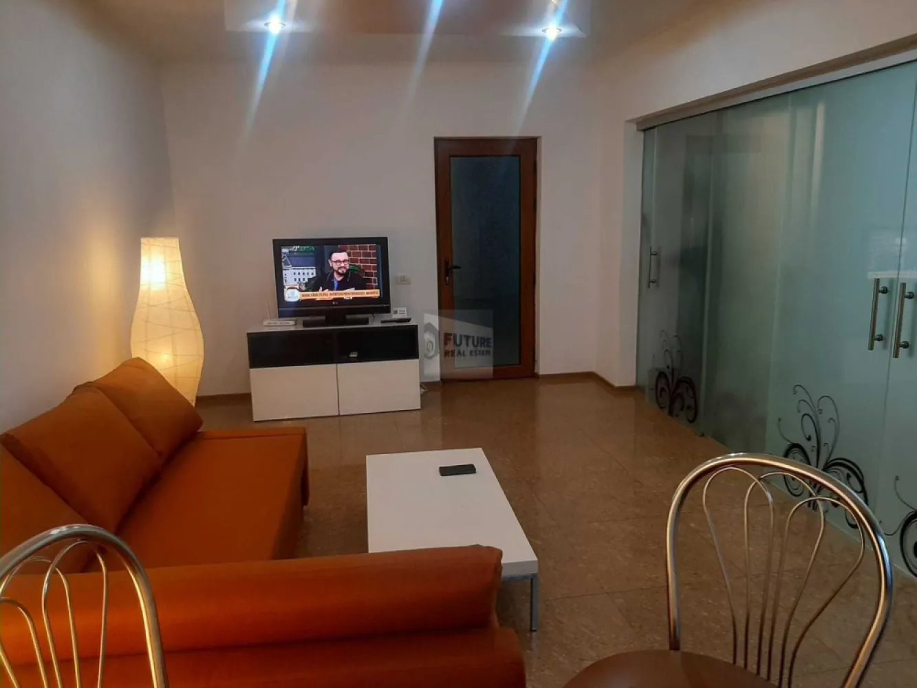 apartament 2 camere zona Ștefan Cel Mare Obor - Dacă cauți un apartament „clasic”, cu uși de lemn și mușcate la geam, acesta NU este pentru tine. Dar dacă cauți un spațiu care să emane succes, disciplină și modernism, citește mai departe. Suntem pe Strada Luncșoara, exact deasupra pulsului orașului, cu o vedere panoramică spre pasajul Obor care îți reamintește în fiecare dimineață de ce muncești atât de mult. 📐 Configurația: Open. Transparent. Business. Apartamentul a fost regândit pentru eficiență și estetică. Cele două camere sunt separate printr-un glasvand de sticlă sablată. Ce înseamnă asta? Înseamnă un flux de lumină incredibil și un design de revistă. Cui se adresează? Este locația perfectă pentru o reprezentanță, un sediu de firmă de tip boutique sau locuința unui director care apreciază stilul loft. Atenție: Intimitatea este vizuală, nu fonică. Este un spațiu pentru oameni care gândesc out of the box. 🔥 De ce acest apartament și nu cel de vizavi? Renovare Proaspătă (Ianuarie 2026): Miroase a nou. Finisajele sunt de înaltă calitate, nu „vopsea peste igrasie”. Independență Totală: Centrală termică proprie. Nu aștepți după avariile RADET. Ai confortul sub controlul tău. Clădire Reabilitată: Blocul a fost izolat termic anul trecut. Facturi mici, confort termic mare. Tehnologie: Aer condiționat și electrocasnice noi (mașină de spălat de ultimă generație, instalată acum câteva luni). 💼 Condiții contractuale (Fără „povești”): Disponibilitate: IMEDIATĂ. Profil chiriaș: Căutăm seriozitate. Pretabil pentru business sau locuință individuală/cuplu fără copii. Vrei să vezi cum arată viitorul tău sediu sau noua ta casă? Avem filmare completă și detalii tehnice pe WhatsApp. Nu ne plac vizionările „de turism imobiliar”, așa că sună-ne doar dacă ești pregătit să semnezi pentru un spațiu care te reprezintă. 📞 Sună acum! #RealEstateBucharest #StefanCelMare #Obor #BusinessApartment #LuxuryOffice #FaraCompromis #DirectProprietarStyle #ModernLiving #DesignIndustrial #BucurestiImobiliare }}