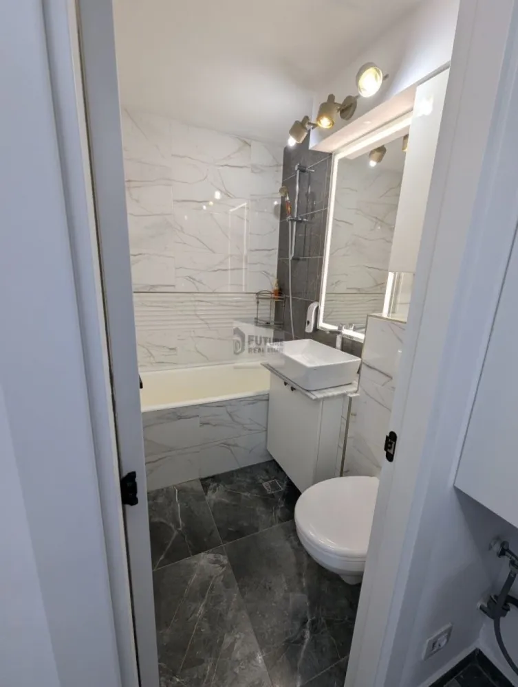 Apartament 2 camere, decomandat - Apartament 2 camere, decomandat, renovat, mobilat și utilat. Sufragerie cu canapea extensibila de 4 locuri, Smart Tv , Aer condiționat și dresing. Dormitor cu pat de mijloc, șifonier, masa de machiaj. Noptieră și Smart TV Bucătărie mobilată la comandă, aragaz tip plita incorporabila și cuptor electric. Frigider și filtru pentru apa potabila. Mașina de spălat vase. Mașina de spălat rufe cu uscător. Toate geamurile au rulouri electrice exterioare cu telecomandă. Bloc reabilitat termic complet. Etaj tehnic Aproape de statia metrou Nicolae Grigorescu, STB: 243, 102, 27 / 627. }}