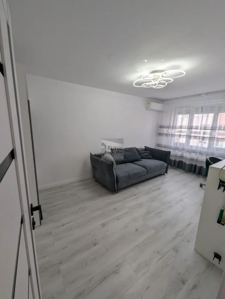 Apartament 2 camere, decomandat - Apartament 2 camere, decomandat, renovat, mobilat și utilat. Sufragerie cu canapea extensibila de 4 locuri, Smart Tv , Aer condiționat și dresing. Dormitor cu pat de mijloc, șifonier, masa de machiaj. Noptieră și Smart TV Bucătărie mobilată la comandă, aragaz tip plita incorporabila și cuptor electric. Frigider și filtru pentru apa potabila. Mașina de spălat vase. Mașina de spălat rufe cu uscător. Toate geamurile au rulouri electrice exterioare cu telecomandă. Bloc reabilitat termic complet. Etaj tehnic Aproape de statia metrou Nicolae Grigorescu, STB: 243, 102, 27 / 627. }}