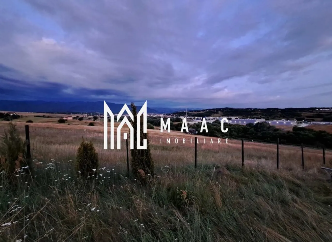 Teren | Intravilan | 650 MP | 60% POT | Oportunitate de Investiție - MAAC Imobiliare vă propune spre vânzare un teren intravilan cu o priveliște superbă ,poziționat lângă pădure, strategic la doar 2 minute de autostradă și în imediata apropiere a orașelor Sibiu și Cisnădie. Cu o suprafață de 650 mp și o deschidere la stradă de 13 ml, terenul este deja îngrădit cu plasă bordurată și beneficiază de o fântână forată cu tuburi la o adâncime de 16 metri, fiind pregătit pentru investiție, cu actele gata pentru notar și disponibilitate imediată. Conform Certificatului de Urbanism, terenul beneficiază de indicatori tehnici excelenți (zona m1), ceea ce înseamnă că oferă o libertate de construire mult mai mare decât un teren obișnuit. Regimul tehnic: -Subzona: M1 – Zonă Mixtă Rezidențial-Servicii -Utilizări: locuințe: M1: – locuințe cu partiu obișnuit; – locuințe cu partiu special care includ spații pentru profesiuni liberale; Utilizări admise cu condiționări: – toate clădirile vor avea la parterul orientat spre stradă funcțiuni care admit accesul publicului în mod permanent sau conform unui program de funcționare specific; -se admit activități în care accesul publicului nu este liber numai cu condiția ca să nu reprezinte mai mult de 30% din lungimea străzii incluse în zona mixtă; -CD, PUZ cu aprobare HCL. Caracteristici ale parcelelor: CF. PUZ aprobat cu HCL -Amplasarea clădirilor față de aliniament -Amplasarea clădirilor față de limitele laterale și posterioare ale parcelelor -Circulații și accese, staționarea autovehiculelor -Înălțimea maximă admisibilă a clădirilor -Aspectul exterior al clădirilor -Condiții de echipare edilitară -POT (maxim) = 60% -CUT (maxim) = 2.4 (mp ADC/mp teren) Suprafața terenului = 650 mp Practic, acest teren reprezintă o oportunitate rară datorită coeficienților de construcție ridicați, permițând realizarea unui proiect de anvergură într-o zonă cu aer curat și acces rapid către oraș. Pentru pentru a programa o vizionare la fața locului sau mai multe detalii tehnice, contactați-ne și specificați codul proprietății ID:CP2938027. }}