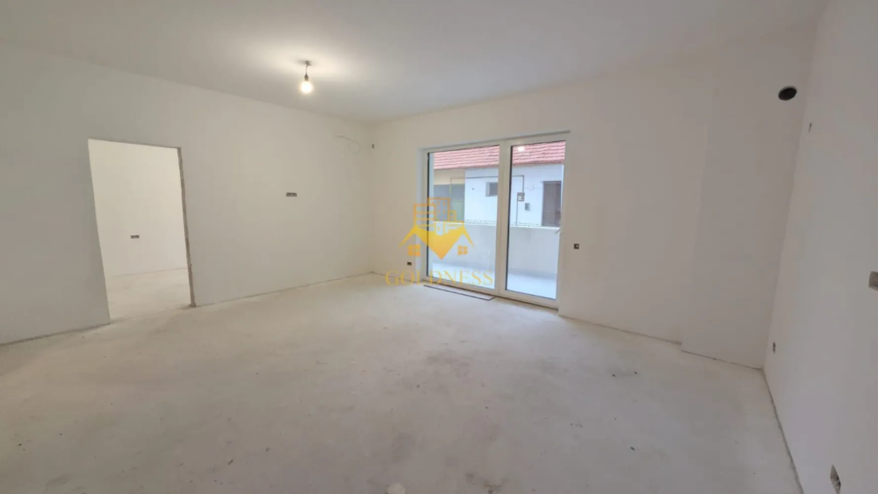 2 camere, Parcare Subterana, Bloc Nou, Central, Pta. Mihai Viteazu - GOLDNESS Imobiliare vă prezintă un apartament exclusivist cu 2 camere, poziționat pe Strada Ploiești — o adresă centrală veritabilă, apreciată pentru accesibilitate și rafinament urban. La câteva minute de mers pe jos se regăsesc repere esențiale ale orașului: * Piața Mihai Viteazul * Piața Avram Iancu * Teatrul Național Lucian Blaga * Catedrala Mitropolitană din Cluj-Napoca Zona oferă acces imediat către instituții culturale, restaurante consacrate, cafenele și principalele artere ale centrului. Imobil finalizat în 2026, cu regim redus de înălțime (P+3), ce oferă discreție și un ambient rezidențial select. La parterul clădirii este integrat un spațiu comercial, adăugând funcționalitate fără a compromite intimitatea. Apartamentul este nou, nelocuit, și se predă finisat, cu materiale contemporane și atenție la detalii. Compartimentare echilibrată: * Un dormitor generos și luminos * Living generos cu bucătărie open-space * Baie * Balcon Dotări: * Încălzire în pardoseală * Lift modern * Parcare subterană cu lift auto Locul de parcare subteran se achiziționează separat, la prețul de 15.000 euro +TVA. !! La prețul afișat se adaugă TVA în cotă de 21%. !! O alegere pentru cei care apreciază locația și standardul actual de confort. Strada Ploiești rămâne una dintre pozițiile centrale autentice — aproape de pulsul orașului, dar suficient de retrasă pentru a oferi liniște. 0% comision pentru cumpărător. Pentru informații suplimentare și programarea unei vizionări private, echipa GOLDNESS Imobiliare vă stă la dispoziție. }}