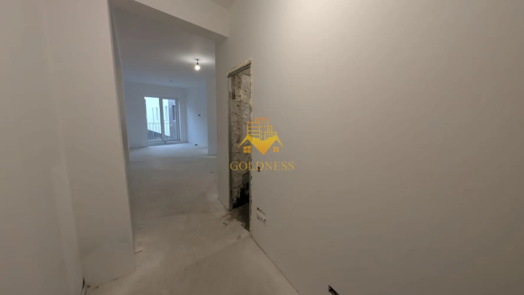 2 camere, Parcare Subterana, Bloc Nou, Central, Pta. Mihai Viteazu - GOLDNESS Imobiliare vă prezintă un apartament exclusivist cu 2 camere, poziționat pe Strada Ploiești — o adresă centrală veritabilă, apreciată pentru accesibilitate și rafinament urban. La câteva minute de mers pe jos se regăsesc repere esențiale ale orașului: * Piața Mihai Viteazul * Piața Avram Iancu * Teatrul Național Lucian Blaga * Catedrala Mitropolitană din Cluj-Napoca Zona oferă acces imediat către instituții culturale, restaurante consacrate, cafenele și principalele artere ale centrului. Imobil finalizat în 2026, cu regim redus de înălțime (P+3), ce oferă discreție și un ambient rezidențial select. La parterul clădirii este integrat un spațiu comercial, adăugând funcționalitate fără a compromite intimitatea. Apartamentul este nou, nelocuit, și se predă finisat, cu materiale contemporane și atenție la detalii. Compartimentare echilibrată: * Un dormitor generos și luminos * Living generos cu bucătărie open-space * Baie * Balcon Dotări: * Încălzire în pardoseală * Lift modern * Parcare subterană cu lift auto Locul de parcare subteran se achiziționează separat, la prețul de 15.000 euro +TVA. !! La prețul afișat se adaugă TVA în cotă de 21%. !! O alegere pentru cei care apreciază locația și standardul actual de confort. Strada Ploiești rămâne una dintre pozițiile centrale autentice — aproape de pulsul orașului, dar suficient de retrasă pentru a oferi liniște. 0% comision pentru cumpărător. Pentru informații suplimentare și programarea unei vizionări private, echipa GOLDNESS Imobiliare vă stă la dispoziție. }}