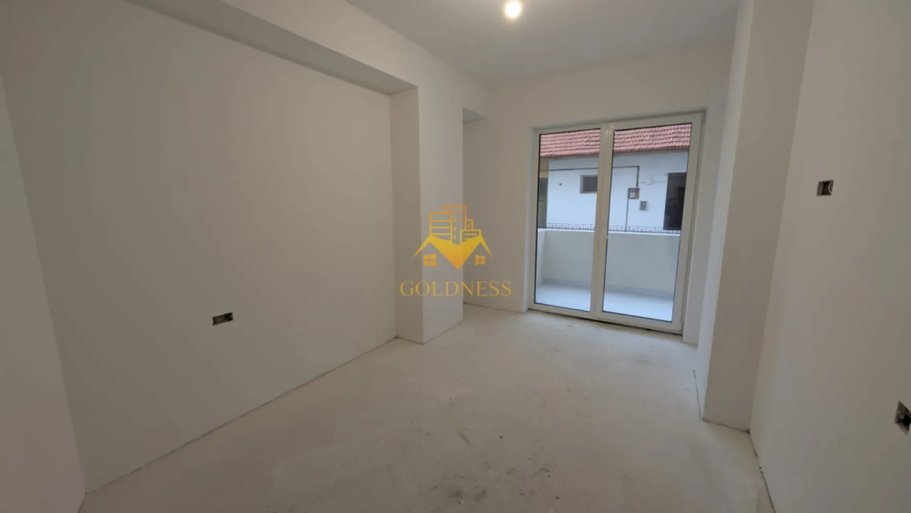 2 camere, Parcare Subterana, Bloc Nou, Central, Pta. Mihai Viteazu - GOLDNESS Imobiliare vă prezintă un apartament exclusivist cu 2 camere, poziționat pe Strada Ploiești — o adresă centrală veritabilă, apreciată pentru accesibilitate și rafinament urban. La câteva minute de mers pe jos se regăsesc repere esențiale ale orașului: * Piața Mihai Viteazul * Piața Avram Iancu * Teatrul Național Lucian Blaga * Catedrala Mitropolitană din Cluj-Napoca Zona oferă acces imediat către instituții culturale, restaurante consacrate, cafenele și principalele artere ale centrului. Imobil finalizat în 2026, cu regim redus de înălțime (P+3), ce oferă discreție și un ambient rezidențial select. La parterul clădirii este integrat un spațiu comercial, adăugând funcționalitate fără a compromite intimitatea. Apartamentul este nou, nelocuit, și se predă finisat, cu materiale contemporane și atenție la detalii. Compartimentare echilibrată: * Un dormitor generos și luminos * Living generos cu bucătărie open-space * Baie * Balcon Dotări: * Încălzire în pardoseală * Lift modern * Parcare subterană cu lift auto Locul de parcare subteran se achiziționează separat, la prețul de 15.000 euro +TVA. !! La prețul afișat se adaugă TVA în cotă de 21%. !! O alegere pentru cei care apreciază locația și standardul actual de confort. Strada Ploiești rămâne una dintre pozițiile centrale autentice — aproape de pulsul orașului, dar suficient de retrasă pentru a oferi liniște. 0% comision pentru cumpărător. Pentru informații suplimentare și programarea unei vizionări private, echipa GOLDNESS Imobiliare vă stă la dispoziție. }}