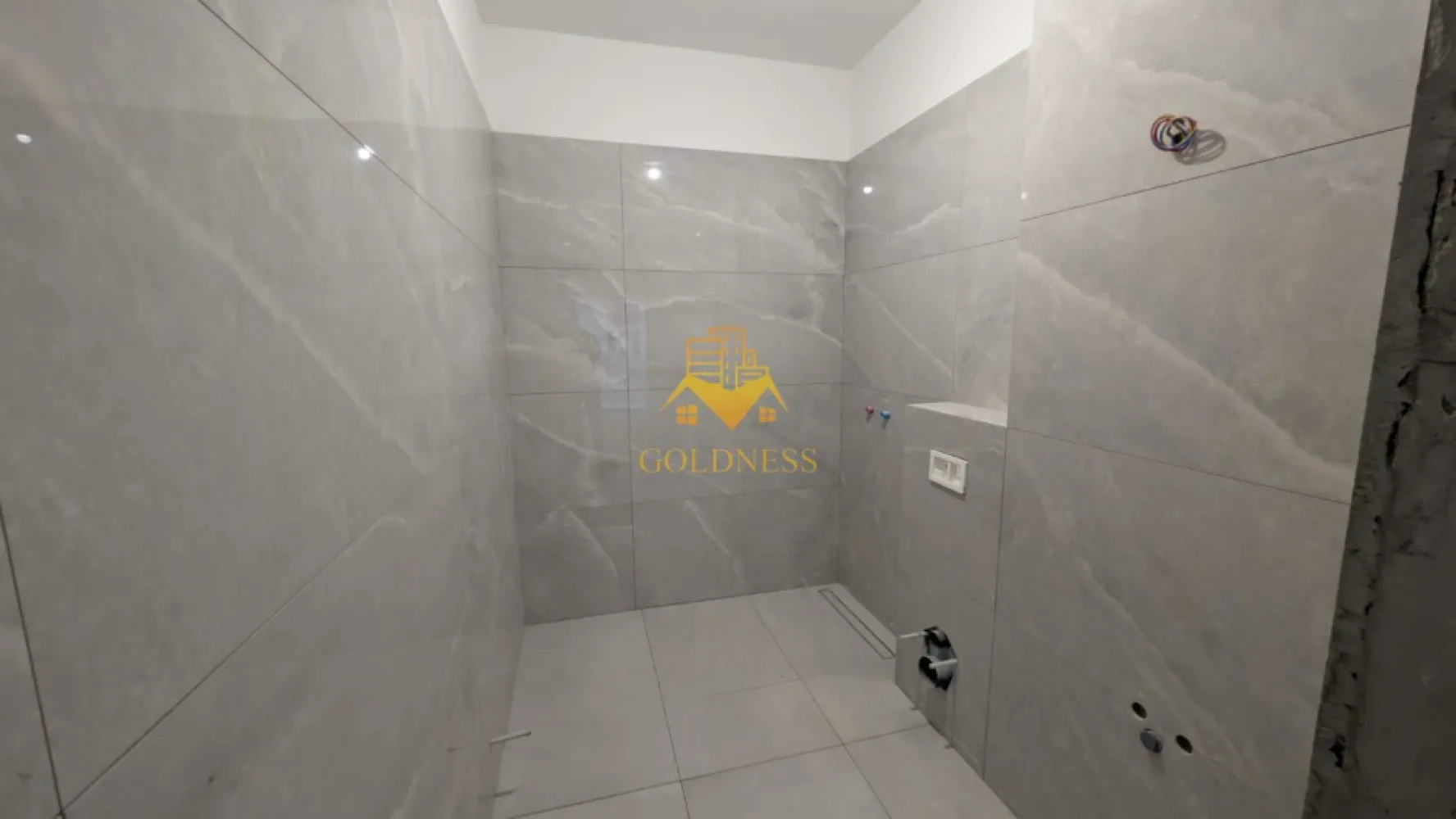 2 camere, Parcare Subterana, Bloc Nou, Central, Pta. Mihai Viteazu - GOLDNESS Imobiliare vă prezintă un apartament exclusivist cu 2 camere, poziționat pe Strada Ploiești — o adresă centrală veritabilă, apreciată pentru accesibilitate și rafinament urban. La câteva minute de mers pe jos se regăsesc repere esențiale ale orașului: * Piața Mihai Viteazul * Piața Avram Iancu * Teatrul Național Lucian Blaga * Catedrala Mitropolitană din Cluj-Napoca Zona oferă acces imediat către instituții culturale, restaurante consacrate, cafenele și principalele artere ale centrului. Imobil finalizat în 2026, cu regim redus de înălțime (P+3), ce oferă discreție și un ambient rezidențial select. La parterul clădirii este integrat un spațiu comercial, adăugând funcționalitate fără a compromite intimitatea. Apartamentul este nou, nelocuit, și se predă finisat, cu materiale contemporane și atenție la detalii. Compartimentare echilibrată: * Un dormitor generos și luminos * Living generos cu bucătărie open-space * Baie * Balcon Dotări: * Încălzire în pardoseală * Lift modern * Parcare subterană cu lift auto Locul de parcare subteran se achiziționează separat, la prețul de 15.000 euro +TVA. !! La prețul afișat se adaugă TVA în cotă de 21%. !! O alegere pentru cei care apreciază locația și standardul actual de confort. Strada Ploiești rămâne una dintre pozițiile centrale autentice — aproape de pulsul orașului, dar suficient de retrasă pentru a oferi liniște. 0% comision pentru cumpărător. Pentru informații suplimentare și programarea unei vizionări private, echipa GOLDNESS Imobiliare vă stă la dispoziție. }}