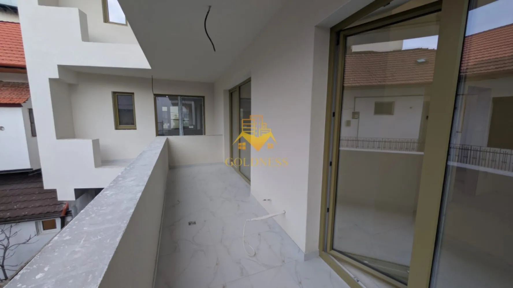 2 camere, Parcare Subterana, Bloc Nou, Central, Pta. Mihai Viteazu - GOLDNESS Imobiliare vă prezintă un apartament exclusivist cu 2 camere, poziționat pe Strada Ploiești — o adresă centrală veritabilă, apreciată pentru accesibilitate și rafinament urban. La câteva minute de mers pe jos se regăsesc repere esențiale ale orașului: * Piața Mihai Viteazul * Piața Avram Iancu * Teatrul Național Lucian Blaga * Catedrala Mitropolitană din Cluj-Napoca Zona oferă acces imediat către instituții culturale, restaurante consacrate, cafenele și principalele artere ale centrului. Imobil finalizat în 2026, cu regim redus de înălțime (P+3), ce oferă discreție și un ambient rezidențial select. La parterul clădirii este integrat un spațiu comercial, adăugând funcționalitate fără a compromite intimitatea. Apartamentul este nou, nelocuit, și se predă finisat, cu materiale contemporane și atenție la detalii. Compartimentare echilibrată: * Un dormitor generos și luminos * Living generos cu bucătărie open-space * Baie * Balcon Dotări: * Încălzire în pardoseală * Lift modern * Parcare subterană cu lift auto Locul de parcare subteran se achiziționează separat, la prețul de 15.000 euro +TVA. !! La prețul afișat se adaugă TVA în cotă de 21%. !! O alegere pentru cei care apreciază locația și standardul actual de confort. Strada Ploiești rămâne una dintre pozițiile centrale autentice — aproape de pulsul orașului, dar suficient de retrasă pentru a oferi liniște. 0% comision pentru cumpărător. Pentru informații suplimentare și programarea unei vizionări private, echipa GOLDNESS Imobiliare vă stă la dispoziție. }}