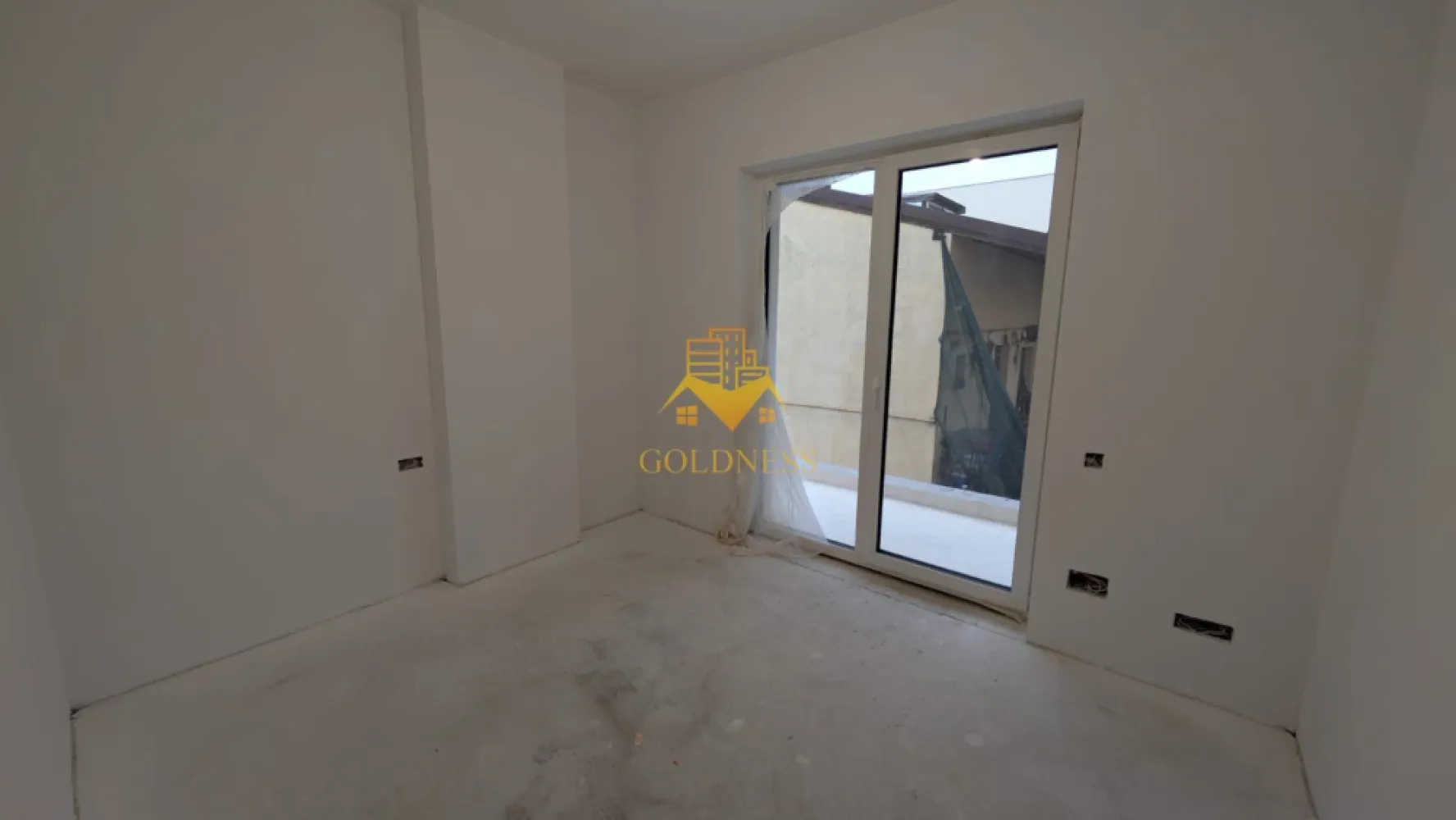 3 camere, Parcare Subterana, Bloc Nou, Central, Pta. Mihai Viteazu - GOLDNESS Imobiliare vă prezintă un apartament exclusivist cu 3 camere, poziționat pe Strada Ploiești — o adresă centrală veritabilă, apreciată pentru accesibilitate și rafinament urban. La câteva minute de mers pe jos se regăsesc repere esențiale ale orașului: * Piața Mihai Viteazul * Piața Avram Iancu * Teatrul Național Lucian Blaga * Catedrala Mitropolitană din Cluj-Napoca Zona oferă acces imediat către instituții culturale, restaurante consacrate, cafenele și principalele artere ale centrului. Imobil finalizat în 2026, cu regim redus de înălțime (P+3), ce oferă discreție și un ambient rezidențial select. La parterul clădirii este integrat un spațiu comercial, adăugând funcționalitate fără a compromite intimitatea. Apartamentul este nou, nelocuit, și se predă finisat, cu materiale contemporane și atenție la detalii. Compartimentare echilibrată: * Două dormitoare luminoase * Living generos cu bucătărie open-space * Baie * Balcon Dotări: * Încălzire în pardoseală * Lift modern * Parcare subterană cu lift auto Locul de parcare subteran se achiziționează separat, la prețul de 15.000 euro +TVA. !! La prețul afișat se adaugă TVA în cotă de 21%. !! O alegere pentru cei care apreciază locația și standardul actual de confort. Strada Ploiești rămâne una dintre pozițiile centrale autentice — aproape de pulsul orașului, dar suficient de retrasă pentru a oferi liniște. 0% comision pentru cumpărător. Pentru informații suplimentare și programarea unei vizionări private, echipa GOLDNESS Imobiliare vă stă la dispoziție. }}