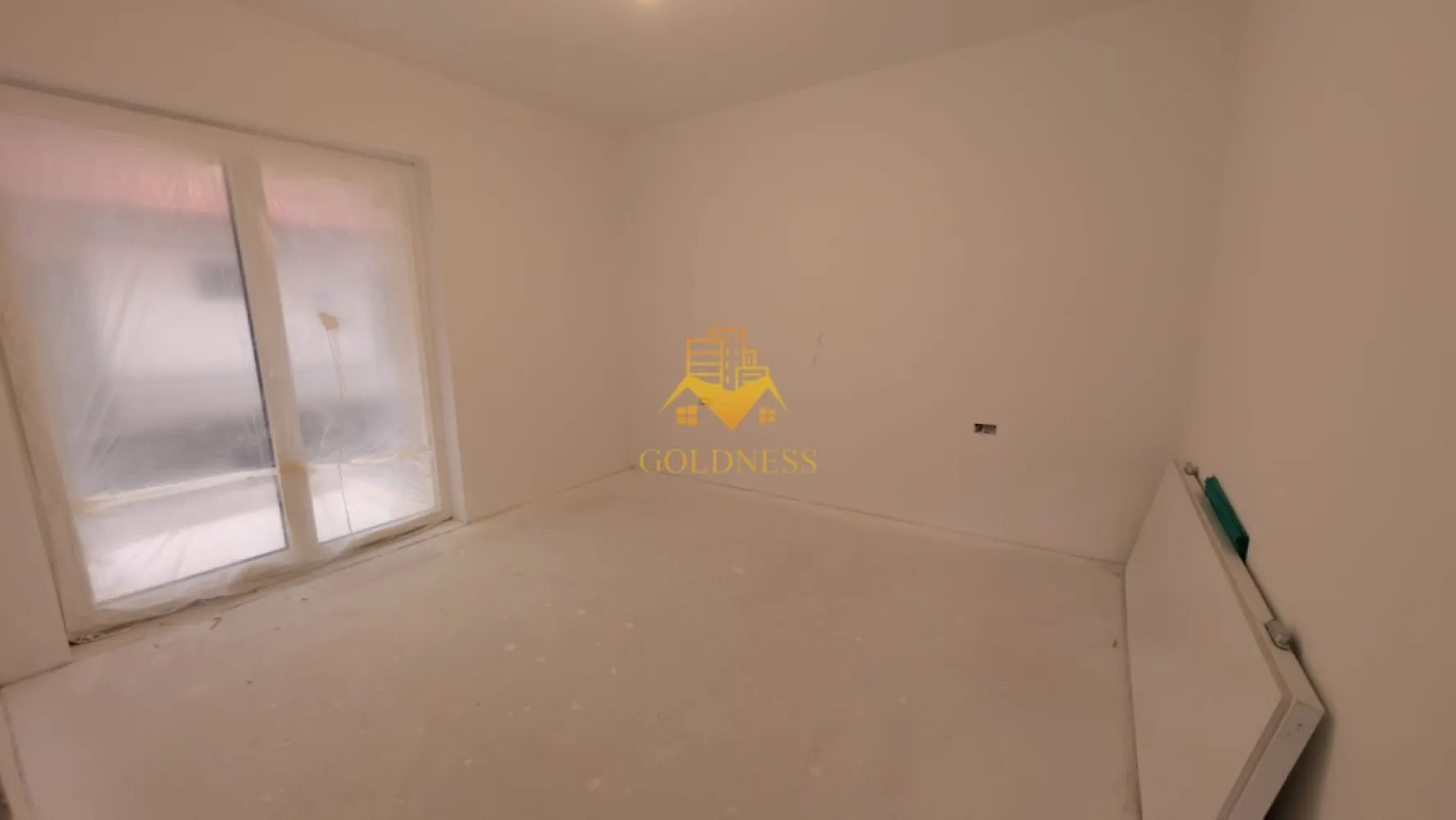 3 camere, Parcare Subterana, Bloc Nou, Central, Pta. Mihai Viteazu - GOLDNESS Imobiliare vă prezintă un apartament exclusivist cu 3 camere, poziționat pe Strada Ploiești — o adresă centrală veritabilă, apreciată pentru accesibilitate și rafinament urban. La câteva minute de mers pe jos se regăsesc repere esențiale ale orașului: * Piața Mihai Viteazul * Piața Avram Iancu * Teatrul Național Lucian Blaga * Catedrala Mitropolitană din Cluj-Napoca Zona oferă acces imediat către instituții culturale, restaurante consacrate, cafenele și principalele artere ale centrului. Imobil finalizat în 2026, cu regim redus de înălțime (P+3), ce oferă discreție și un ambient rezidențial select. La parterul clădirii este integrat un spațiu comercial, adăugând funcționalitate fără a compromite intimitatea. Apartamentul este nou, nelocuit, și se predă finisat, cu materiale contemporane și atenție la detalii. Compartimentare echilibrată: * Două dormitoare luminoase * Living generos cu bucătărie open-space * Baie * Balcon Dotări: * Încălzire în pardoseală * Lift modern * Parcare subterană cu lift auto Locul de parcare subteran se achiziționează separat, la prețul de 15.000 euro +TVA. !! La prețul afișat se adaugă TVA în cotă de 21%. !! O alegere pentru cei care apreciază locația și standardul actual de confort. Strada Ploiești rămâne una dintre pozițiile centrale autentice — aproape de pulsul orașului, dar suficient de retrasă pentru a oferi liniște. 0% comision pentru cumpărător. Pentru informații suplimentare și programarea unei vizionări private, echipa GOLDNESS Imobiliare vă stă la dispoziție. }}