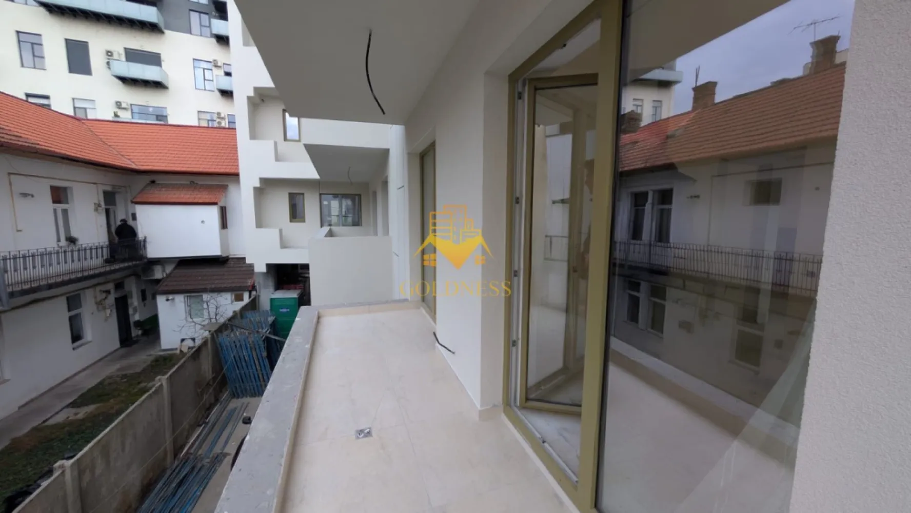 3 camere, Parcare Subterana, Bloc Nou, Central, Pta. Mihai Viteazu - GOLDNESS Imobiliare vă prezintă un apartament exclusivist cu 3 camere, poziționat pe Strada Ploiești — o adresă centrală veritabilă, apreciată pentru accesibilitate și rafinament urban. La câteva minute de mers pe jos se regăsesc repere esențiale ale orașului: * Piața Mihai Viteazul * Piața Avram Iancu * Teatrul Național Lucian Blaga * Catedrala Mitropolitană din Cluj-Napoca Zona oferă acces imediat către instituții culturale, restaurante consacrate, cafenele și principalele artere ale centrului. Imobil finalizat în 2026, cu regim redus de înălțime (P+3), ce oferă discreție și un ambient rezidențial select. La parterul clădirii este integrat un spațiu comercial, adăugând funcționalitate fără a compromite intimitatea. Apartamentul este nou, nelocuit, și se predă finisat, cu materiale contemporane și atenție la detalii. Compartimentare echilibrată: * Două dormitoare luminoase * Living generos cu bucătărie open-space * Baie * Balcon Dotări: * Încălzire în pardoseală * Lift modern * Parcare subterană cu lift auto Locul de parcare subteran se achiziționează separat, la prețul de 15.000 euro +TVA. !! La prețul afișat se adaugă TVA în cotă de 21%. !! O alegere pentru cei care apreciază locația și standardul actual de confort. Strada Ploiești rămâne una dintre pozițiile centrale autentice — aproape de pulsul orașului, dar suficient de retrasă pentru a oferi liniște. 0% comision pentru cumpărător. Pentru informații suplimentare și programarea unei vizionări private, echipa GOLDNESS Imobiliare vă stă la dispoziție. }}