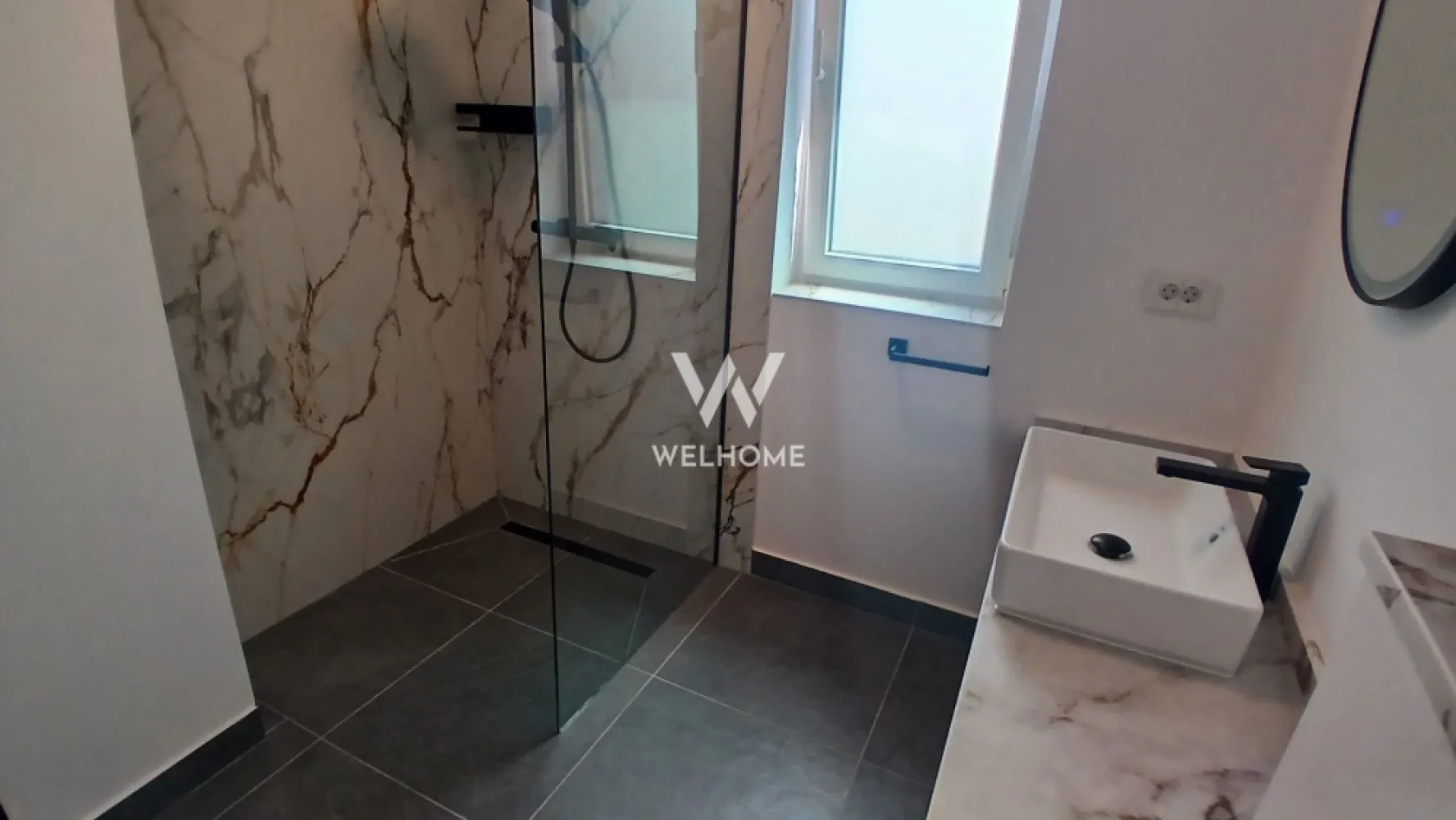 Apartament premium de închiriat– 2 camere, mobilat și utilat complet - Dacă îți dorești o locuință în care să te muți doar cu bagajele, acest apartament este alegerea ideală. Amenajat cu materiale premium și dotat cu produse de cea mai bună calitate, oferă un nivel ridicat de confort și eleganță.

Detalii proprietate:

* Suprafață utilă: 52 mp
* Balcon: 4 mp
* Loc de parcare subteran inclus
* Boxă pentru depozitare
* Bloc nou, prevăzut cu lift

Compartimentare:

* Hol de acces
* Living cu bucătărie open-space
* Dormitor
* Baie
* Balcon

Complet mobilat și utilat – gata de mutare

Apartamentul se închiriază exact ca în fotografii și dispune de dotări premium atent alese:

* Electrocasnice Miele și Bosch
* Aer condiționat
* Cuptor cu microunde
* Robot de bucătărie
* Veselă, tacâmuri, oale și accesorii de bucătărie din game premium
* Mobilier de calitate superioară, realizat pe comandă
* Finisaje premium și materiale atent selecționate în întreaga locuință

Dotări și avantaje:

* Încălzire în pardoseală
* Centrală termică în condensare
* Termostate inteligente
* Detector de gaz
* Suprafețe vitrate generoase
* Lift cu acces direct din parcarea subterană
* Loc de parcare subteran și boxă incluse
* Ansamblu rezidențial modern, cu spații verzi și zone de relaxare
* Videointerfon și supraveghere video
* Parcări pentru vizitatori
* Acces rapid către centrul Sibiului și principalele puncte de interes

Fiecare detaliu al acestui apartament a fost ales cu grijă, de la mobilier și electrocasnice până la vesela și accesoriile din bucătărie, pentru a oferi un standard ridicat de confort și o experiență de locuire premium încă din prima zi.