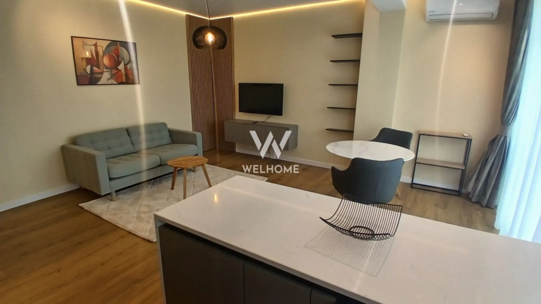 Apartament premium de închiriat– 2 camere, mobilat și utilat complet - Dacă îți dorești o locuință în care să te muți doar cu bagajele, acest apartament este alegerea ideală. Amenajat cu materiale premium și dotat cu produse de cea mai bună calitate, oferă un nivel ridicat de confort și eleganță.

Detalii proprietate:

* Suprafață utilă: 52 mp
* Balcon: 4 mp
* Loc de parcare subteran inclus
* Boxă pentru depozitare
* Bloc nou, prevăzut cu lift

Compartimentare:

* Hol de acces
* Living cu bucătărie open-space
* Dormitor
* Baie
* Balcon

Complet mobilat și utilat – gata de mutare

Apartamentul se închiriază exact ca în fotografii și dispune de dotări premium atent alese:

* Electrocasnice Miele și Bosch
* Aer condiționat
* Cuptor cu microunde
* Robot de bucătărie
* Veselă, tacâmuri, oale și accesorii de bucătărie din game premium
* Mobilier de calitate superioară, realizat pe comandă
* Finisaje premium și materiale atent selecționate în întreaga locuință

Dotări și avantaje:

* Încălzire în pardoseală
* Centrală termică în condensare
* Termostate inteligente
* Detector de gaz
* Suprafețe vitrate generoase
* Lift cu acces direct din parcarea subterană
* Loc de parcare subteran și boxă incluse
* Ansamblu rezidențial modern, cu spații verzi și zone de relaxare
* Videointerfon și supraveghere video
* Parcări pentru vizitatori
* Acces rapid către centrul Sibiului și principalele puncte de interes

Fiecare detaliu al acestui apartament a fost ales cu grijă, de la mobilier și electrocasnice până la vesela și accesoriile din bucătărie, pentru a oferi un standard ridicat de confort și o experiență de locuire premium încă din prima zi.