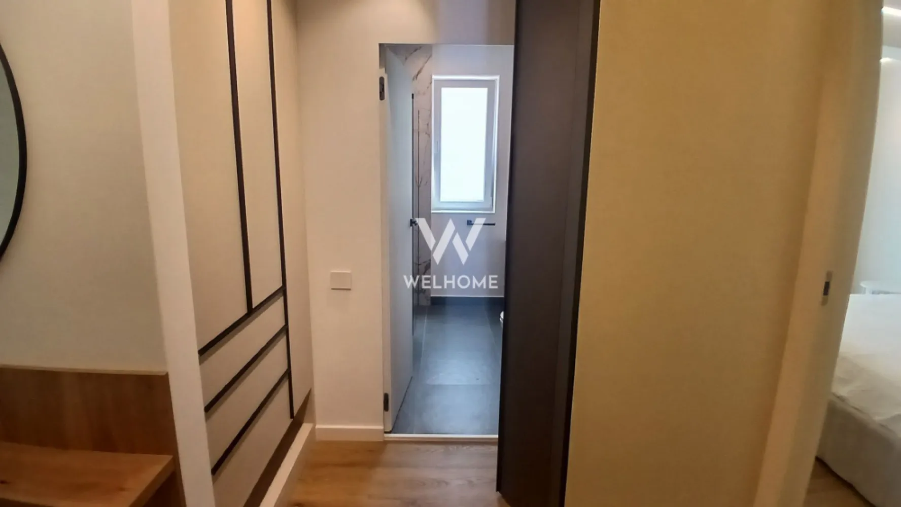 Apartament premium de închiriat– 2 camere, mobilat și utilat complet - Dacă îți dorești o locuință în care să te muți doar cu bagajele, acest apartament este alegerea ideală. Amenajat cu materiale premium și dotat cu produse de cea mai bună calitate, oferă un nivel ridicat de confort și eleganță.

Detalii proprietate:

* Suprafață utilă: 52 mp
* Balcon: 4 mp
* Loc de parcare subteran inclus
* Boxă pentru depozitare
* Bloc nou, prevăzut cu lift

Compartimentare:

* Hol de acces
* Living cu bucătărie open-space
* Dormitor
* Baie
* Balcon

Complet mobilat și utilat – gata de mutare

Apartamentul se închiriază exact ca în fotografii și dispune de dotări premium atent alese:

* Electrocasnice Miele și Bosch
* Aer condiționat
* Cuptor cu microunde
* Robot de bucătărie
* Veselă, tacâmuri, oale și accesorii de bucătărie din game premium
* Mobilier de calitate superioară, realizat pe comandă
* Finisaje premium și materiale atent selecționate în întreaga locuință

Dotări și avantaje:

* Încălzire în pardoseală
* Centrală termică în condensare
* Termostate inteligente
* Detector de gaz
* Suprafețe vitrate generoase
* Lift cu acces direct din parcarea subterană
* Loc de parcare subteran și boxă incluse
* Ansamblu rezidențial modern, cu spații verzi și zone de relaxare
* Videointerfon și supraveghere video
* Parcări pentru vizitatori
* Acces rapid către centrul Sibiului și principalele puncte de interes

Fiecare detaliu al acestui apartament a fost ales cu grijă, de la mobilier și electrocasnice până la vesela și accesoriile din bucătărie, pentru a oferi un standard ridicat de confort și o experiență de locuire premium încă din prima zi.