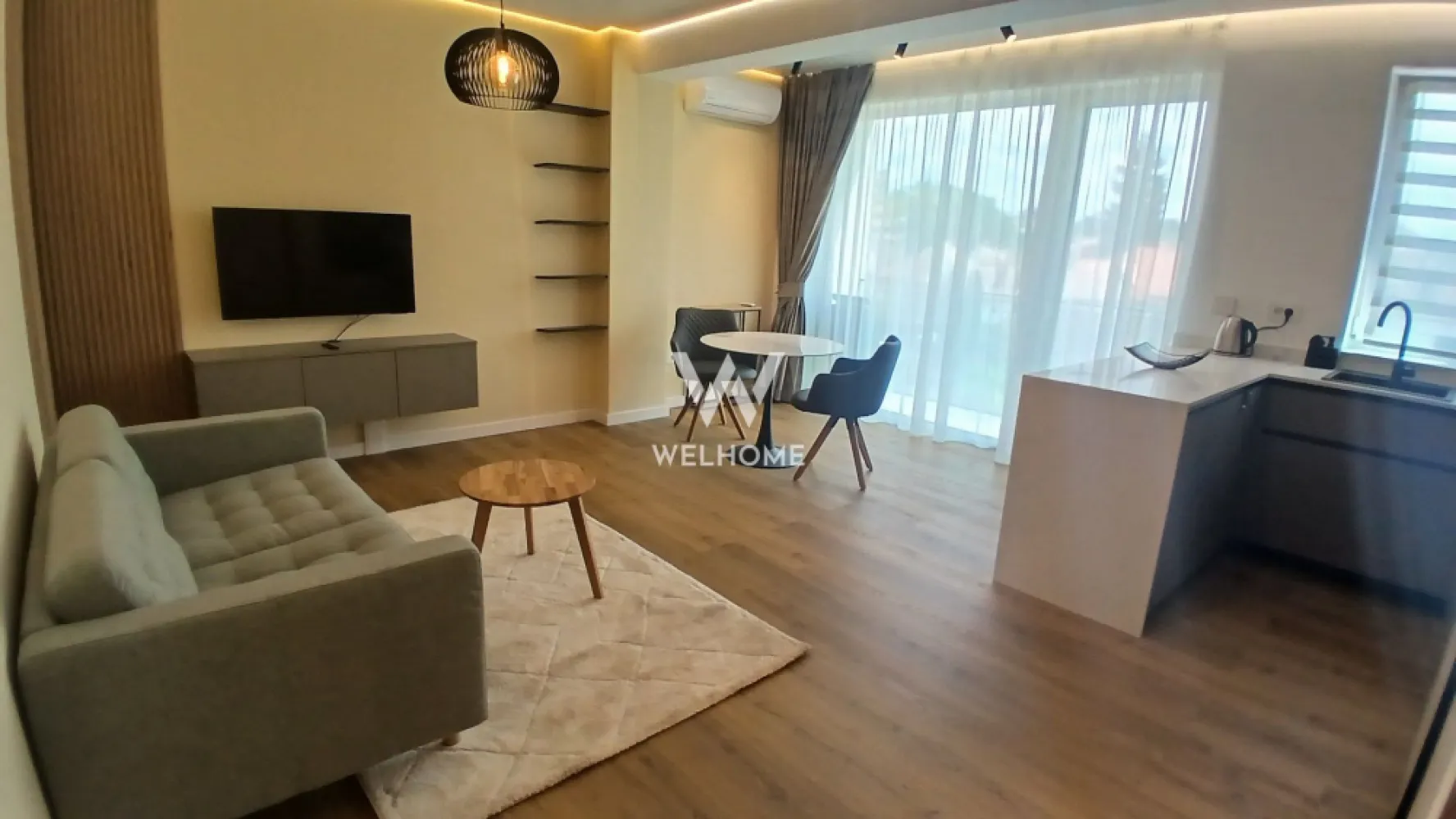 Apartament premium de închiriat– 2 camere, mobilat și utilat complet - Dacă îți dorești o locuință în care să te muți doar cu bagajele, acest apartament este alegerea ideală. Amenajat cu materiale premium și dotat cu produse de cea mai bună calitate, oferă un nivel ridicat de confort și eleganță.

Detalii proprietate:

* Suprafață utilă: 52 mp
* Balcon: 4 mp
* Loc de parcare subteran inclus
* Boxă pentru depozitare
* Bloc nou, prevăzut cu lift

Compartimentare:

* Hol de acces
* Living cu bucătărie open-space
* Dormitor
* Baie
* Balcon

Complet mobilat și utilat – gata de mutare

Apartamentul se închiriază exact ca în fotografii și dispune de dotări premium atent alese:

* Electrocasnice Miele și Bosch
* Aer condiționat
* Cuptor cu microunde
* Robot de bucătărie
* Veselă, tacâmuri, oale și accesorii de bucătărie din game premium
* Mobilier de calitate superioară, realizat pe comandă
* Finisaje premium și materiale atent selecționate în întreaga locuință

Dotări și avantaje:

* Încălzire în pardoseală
* Centrală termică în condensare
* Termostate inteligente
* Detector de gaz
* Suprafețe vitrate generoase
* Lift cu acces direct din parcarea subterană
* Loc de parcare subteran și boxă incluse
* Ansamblu rezidențial modern, cu spații verzi și zone de relaxare
* Videointerfon și supraveghere video
* Parcări pentru vizitatori
* Acces rapid către centrul Sibiului și principalele puncte de interes

Fiecare detaliu al acestui apartament a fost ales cu grijă, de la mobilier și electrocasnice până la vesela și accesoriile din bucătărie, pentru a oferi un standard ridicat de confort și o experiență de locuire premium încă din prima zi.