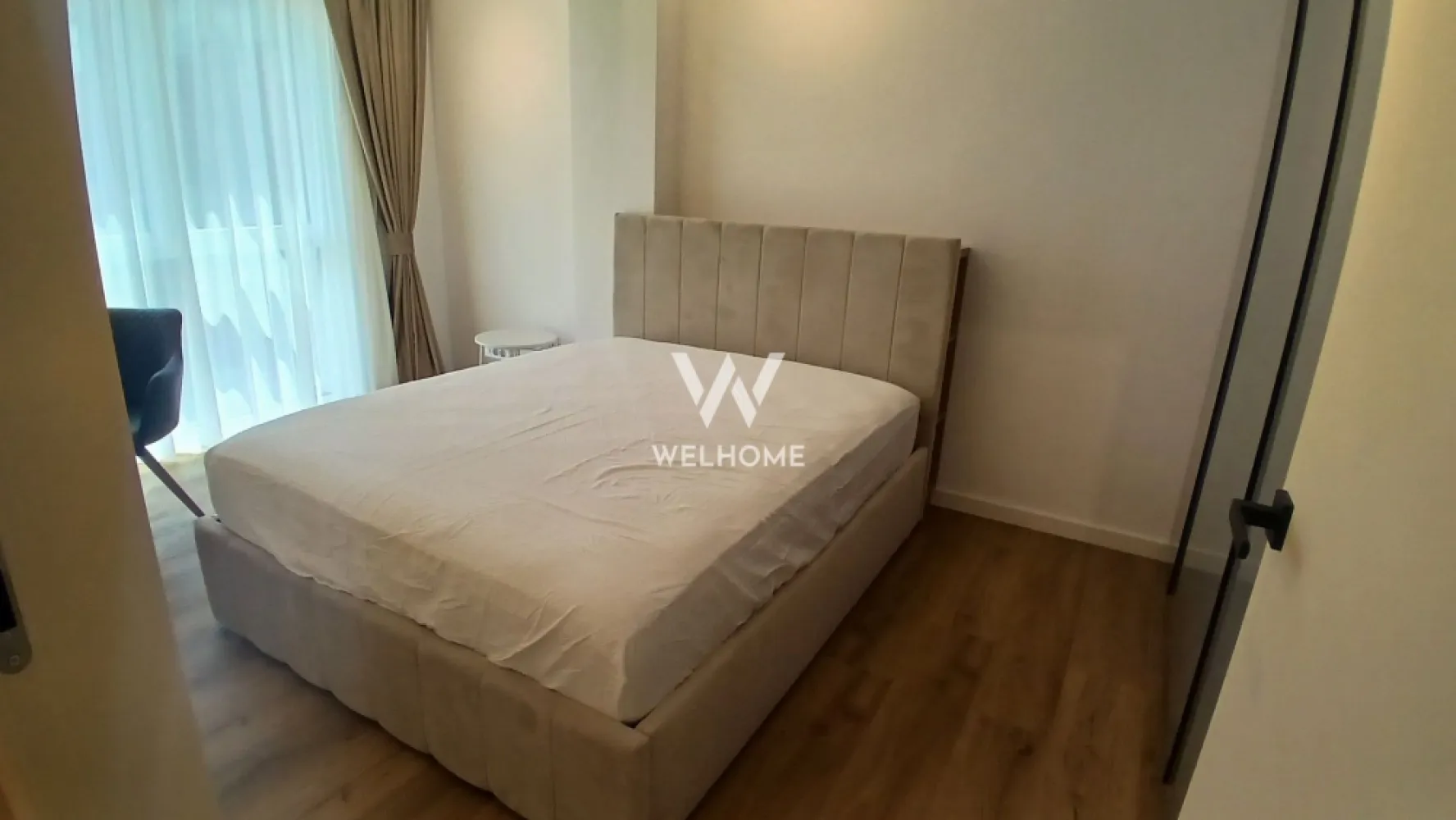 Apartament premium de închiriat– 2 camere, mobilat și utilat complet - Dacă îți dorești o locuință în care să te muți doar cu bagajele, acest apartament este alegerea ideală. Amenajat cu materiale premium și dotat cu produse de cea mai bună calitate, oferă un nivel ridicat de confort și eleganță.

Detalii proprietate:

* Suprafață utilă: 52 mp
* Balcon: 4 mp
* Loc de parcare subteran inclus
* Boxă pentru depozitare
* Bloc nou, prevăzut cu lift

Compartimentare:

* Hol de acces
* Living cu bucătărie open-space
* Dormitor
* Baie
* Balcon

Complet mobilat și utilat – gata de mutare

Apartamentul se închiriază exact ca în fotografii și dispune de dotări premium atent alese:

* Electrocasnice Miele și Bosch
* Aer condiționat
* Cuptor cu microunde
* Robot de bucătărie
* Veselă, tacâmuri, oale și accesorii de bucătărie din game premium
* Mobilier de calitate superioară, realizat pe comandă
* Finisaje premium și materiale atent selecționate în întreaga locuință

Dotări și avantaje:

* Încălzire în pardoseală
* Centrală termică în condensare
* Termostate inteligente
* Detector de gaz
* Suprafețe vitrate generoase
* Lift cu acces direct din parcarea subterană
* Loc de parcare subteran și boxă incluse
* Ansamblu rezidențial modern, cu spații verzi și zone de relaxare
* Videointerfon și supraveghere video
* Parcări pentru vizitatori
* Acces rapid către centrul Sibiului și principalele puncte de interes

Fiecare detaliu al acestui apartament a fost ales cu grijă, de la mobilier și electrocasnice până la vesela și accesoriile din bucătărie, pentru a oferi un standard ridicat de confort și o experiență de locuire premium încă din prima zi.