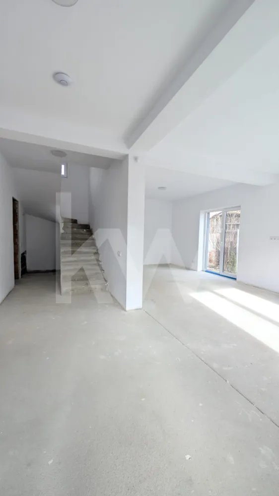 Casă individuală premium în Turnișor – 4 camere, curte mare, single în curte! - Vă propun spre vânzare o locuință unifamilială individuală, situată în zona Turnișor din Sibiu, una dintre cele mai apreciate și aerisite zone rezidențiale ale orașului. Proprietatea este construită în regim de înălțime P+E (parter + etaj), fiind autorizată ca „locuință unifamilială cu împrejmuire”, încadrată în Categoria de importanță D, Clasa IV, conform documentației tehnice.

Casa este tip single, fără perete comun, oferind intimitate și confort sporit. Compartimentarea este practică și bine gândită, cu delimitare clară între zona de zi și zona de noapte, ideală pentru o familie cu 2–3 copii.

La parter regăsim un living generos cu zonă hobby de 23,93 mp, perfect pentru relaxare sau timp petrecut în familie, o bucătărie separată de 15,34 mp – un mare avantaj pentru organizare și confort, o baie de 5,61 mp, hol spațios cu casa scării în suprafață de 12,30 mp și un spațiu de depozitare de 1,90 mp. Parterul oferă o zonă de zi aerisită și funcțională, potrivită atât pentru viața de zi cu zi, cât și pentru socializare.

Etajul este dedicat zonei de noapte și cuprinde un dormitor matrimonial de 16,37 mp, două dormitoare secundare de 12,41 mp și 12,87 mp, două băi de 4,57 mp și 4,22 mp, un hol de 7,80 mp și un balcon generos de 8,75 mp, suficient de mare pentru amenajarea unei zone de relaxare. Cele trei băi ale proprietății reprezintă un avantaj rar întâlnit în acest segment, eliminând disconfortul momentelor aglomerate din timpul dimineții.

Din punct de vedere tehnic și arhitectural, imobilul are acoperiș cu pantă de 25°, învelitoare din țiglă metalică de culoare antracit, înălțime la cornișă de aproximativ +6,20 m și înălțime la coamă de aproximativ +8,43 m. Tâmplăria este termoizolantă, cu geam clar tratat LOW-E, contribuind la eficiența energetică a locuinței. Balconul este prevăzut cu balustradă din sticlă securizată (H=90 cm), iar sistemul de colectare a apelor pluviale este complet, realizat din jgheaburi și burlane din tablă galvanizată. Proprietatea dispune de trotuar perimetral din prefabricate din beton și scară exterioară cu finisaj antiderapant. Fațada are un design modern, cu tencuială decorativă în combinație alb + gri, oferind un aspect contemporan și echilibrat.

Amplasarea în zona Turnișor din Sibiu asigură un cadru liniștit, aerisit și potrivit pentru viața de familie, cu acces facil către punctele de interes ale orașului.

Această proprietate este ideală pentru cei care își doresc o casă individuală, modernă, bine compartimentată, cu trei băi și spații generoase, într-o zonă rezidențială apreciată.