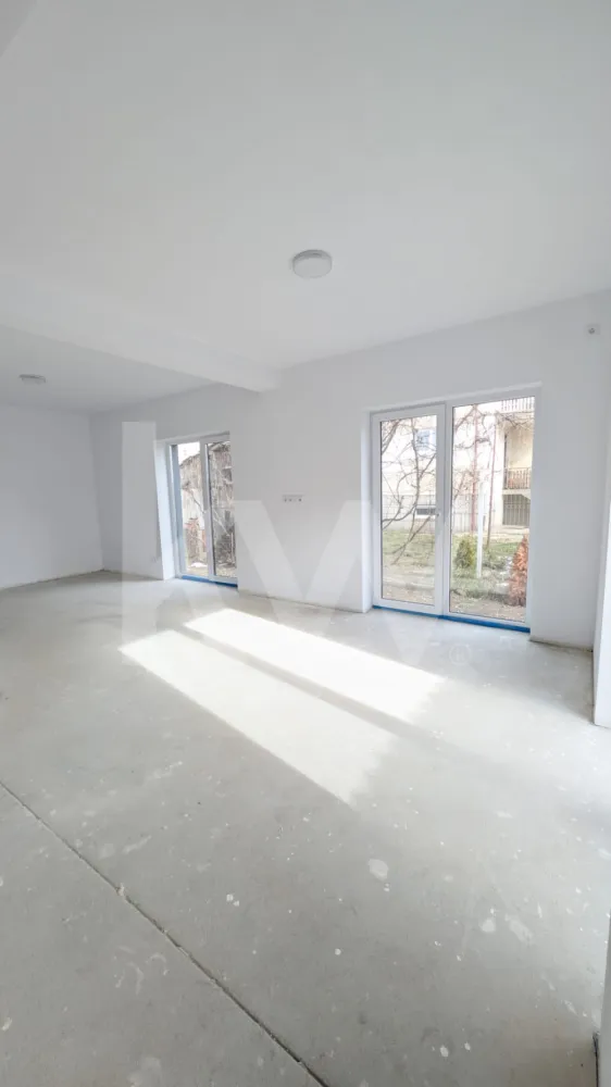 Casă individuală premium în Turnișor – 4 camere, curte mare, single în curte! - Vă propun spre vânzare o locuință unifamilială individuală, situată în zona Turnișor din Sibiu, una dintre cele mai apreciate și aerisite zone rezidențiale ale orașului. Proprietatea este construită în regim de înălțime P+E (parter + etaj), fiind autorizată ca „locuință unifamilială cu împrejmuire”, încadrată în Categoria de importanță D, Clasa IV, conform documentației tehnice.

Casa este tip single, fără perete comun, oferind intimitate și confort sporit. Compartimentarea este practică și bine gândită, cu delimitare clară între zona de zi și zona de noapte, ideală pentru o familie cu 2–3 copii.

La parter regăsim un living generos cu zonă hobby de 23,93 mp, perfect pentru relaxare sau timp petrecut în familie, o bucătărie separată de 15,34 mp – un mare avantaj pentru organizare și confort, o baie de 5,61 mp, hol spațios cu casa scării în suprafață de 12,30 mp și un spațiu de depozitare de 1,90 mp. Parterul oferă o zonă de zi aerisită și funcțională, potrivită atât pentru viața de zi cu zi, cât și pentru socializare.

Etajul este dedicat zonei de noapte și cuprinde un dormitor matrimonial de 16,37 mp, două dormitoare secundare de 12,41 mp și 12,87 mp, două băi de 4,57 mp și 4,22 mp, un hol de 7,80 mp și un balcon generos de 8,75 mp, suficient de mare pentru amenajarea unei zone de relaxare. Cele trei băi ale proprietății reprezintă un avantaj rar întâlnit în acest segment, eliminând disconfortul momentelor aglomerate din timpul dimineții.

Din punct de vedere tehnic și arhitectural, imobilul are acoperiș cu pantă de 25°, învelitoare din țiglă metalică de culoare antracit, înălțime la cornișă de aproximativ +6,20 m și înălțime la coamă de aproximativ +8,43 m. Tâmplăria este termoizolantă, cu geam clar tratat LOW-E, contribuind la eficiența energetică a locuinței. Balconul este prevăzut cu balustradă din sticlă securizată (H=90 cm), iar sistemul de colectare a apelor pluviale este complet, realizat din jgheaburi și burlane din tablă galvanizată. Proprietatea dispune de trotuar perimetral din prefabricate din beton și scară exterioară cu finisaj antiderapant. Fațada are un design modern, cu tencuială decorativă în combinație alb + gri, oferind un aspect contemporan și echilibrat.

Amplasarea în zona Turnișor din Sibiu asigură un cadru liniștit, aerisit și potrivit pentru viața de familie, cu acces facil către punctele de interes ale orașului.

Această proprietate este ideală pentru cei care își doresc o casă individuală, modernă, bine compartimentată, cu trei băi și spații generoase, într-o zonă rezidențială apreciată.