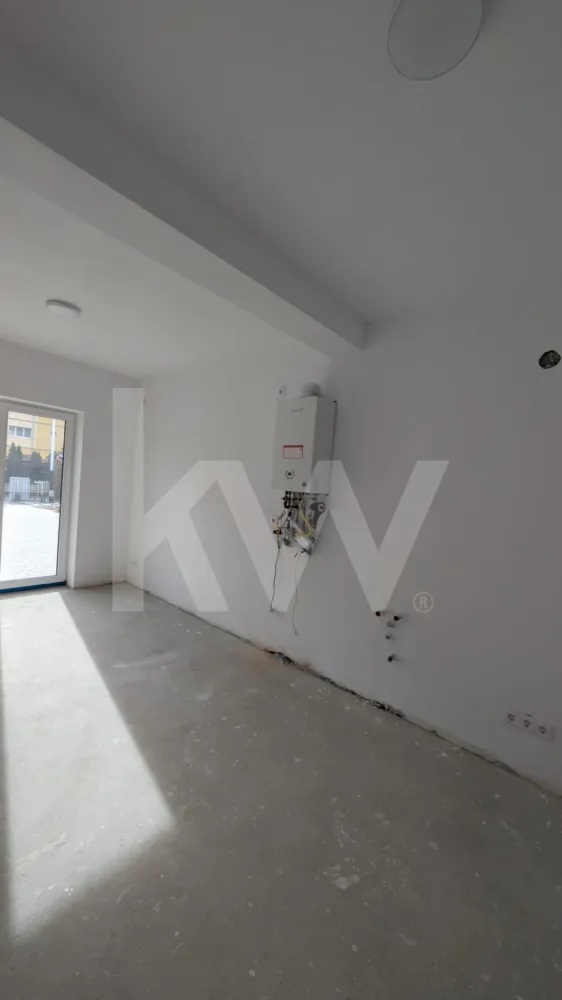 Casă individuală premium în Turnișor – 4 camere, curte mare, single în curte! - Vă propun spre vânzare o locuință unifamilială individuală, situată în zona Turnișor din Sibiu, una dintre cele mai apreciate și aerisite zone rezidențiale ale orașului. Proprietatea este construită în regim de înălțime P+E (parter + etaj), fiind autorizată ca „locuință unifamilială cu împrejmuire”, încadrată în Categoria de importanță D, Clasa IV, conform documentației tehnice.

Casa este tip single, fără perete comun, oferind intimitate și confort sporit. Compartimentarea este practică și bine gândită, cu delimitare clară între zona de zi și zona de noapte, ideală pentru o familie cu 2–3 copii.

La parter regăsim un living generos cu zonă hobby de 23,93 mp, perfect pentru relaxare sau timp petrecut în familie, o bucătărie separată de 15,34 mp – un mare avantaj pentru organizare și confort, o baie de 5,61 mp, hol spațios cu casa scării în suprafață de 12,30 mp și un spațiu de depozitare de 1,90 mp. Parterul oferă o zonă de zi aerisită și funcțională, potrivită atât pentru viața de zi cu zi, cât și pentru socializare.

Etajul este dedicat zonei de noapte și cuprinde un dormitor matrimonial de 16,37 mp, două dormitoare secundare de 12,41 mp și 12,87 mp, două băi de 4,57 mp și 4,22 mp, un hol de 7,80 mp și un balcon generos de 8,75 mp, suficient de mare pentru amenajarea unei zone de relaxare. Cele trei băi ale proprietății reprezintă un avantaj rar întâlnit în acest segment, eliminând disconfortul momentelor aglomerate din timpul dimineții.

Din punct de vedere tehnic și arhitectural, imobilul are acoperiș cu pantă de 25°, învelitoare din țiglă metalică de culoare antracit, înălțime la cornișă de aproximativ +6,20 m și înălțime la coamă de aproximativ +8,43 m. Tâmplăria este termoizolantă, cu geam clar tratat LOW-E, contribuind la eficiența energetică a locuinței. Balconul este prevăzut cu balustradă din sticlă securizată (H=90 cm), iar sistemul de colectare a apelor pluviale este complet, realizat din jgheaburi și burlane din tablă galvanizată. Proprietatea dispune de trotuar perimetral din prefabricate din beton și scară exterioară cu finisaj antiderapant. Fațada are un design modern, cu tencuială decorativă în combinație alb + gri, oferind un aspect contemporan și echilibrat.

Amplasarea în zona Turnișor din Sibiu asigură un cadru liniștit, aerisit și potrivit pentru viața de familie, cu acces facil către punctele de interes ale orașului.

Această proprietate este ideală pentru cei care își doresc o casă individuală, modernă, bine compartimentată, cu trei băi și spații generoase, într-o zonă rezidențială apreciată.