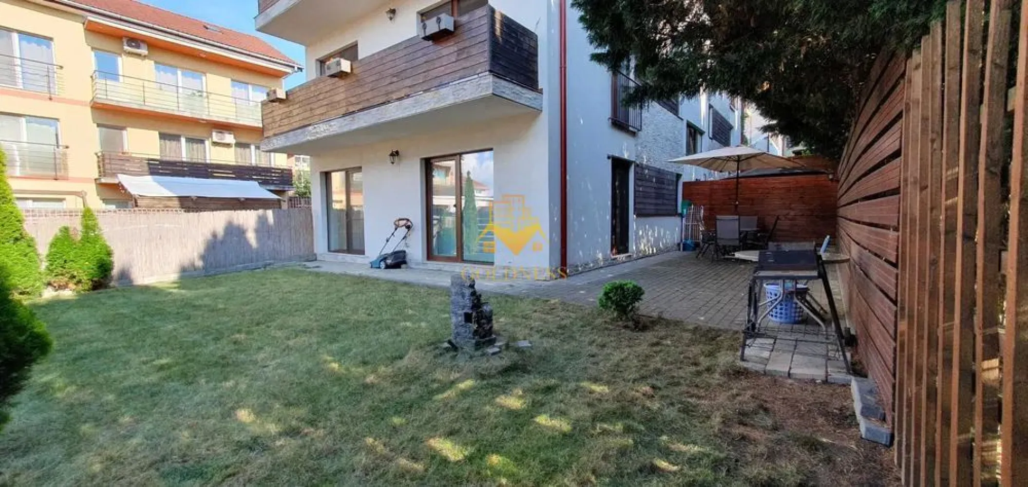 2 Camere, Pet Friendly, Parcare Subterana, Gradina proprie, Zorilor - GOLDNESS Imobiliare vă propune spre închiriere un apartament cu 2 camere complet mobilat și utilat, la parter într-un imobil de 4 etaje, în cartierul Zorilor. Apartamentul este compartimentat astfel: - dormitor cu pat matrimonial, dressing, noptiere. - living cu canapea extensibila, spatiu pt. depozitare. - bucatarie complet mobilata si utilata. - baie cu cabina de dus, calorifer port prosop inox și dulap pentru depozitare. - gradina 80 mp. Imobilul este dotat cu toate cele necesare- centrală proprie, mașină de spălat haine, frigider, plită electrică, hotă, TV, etc. Se află în apropierea stațiilor de transport în comun, magazine, restaurante, spații verzi, farmacii, etc. Dispune de loc de parcare! Dacă sunteți interesați de acest apartament și doriți să îl vizionați, dar și pentru alte oferte nu ezitați să ne contactați telefonic sau prin e-mail. Vă stăm la dispoziție! Pentru intermediere se percepe un comision de 50% din prețul chiriei! }}