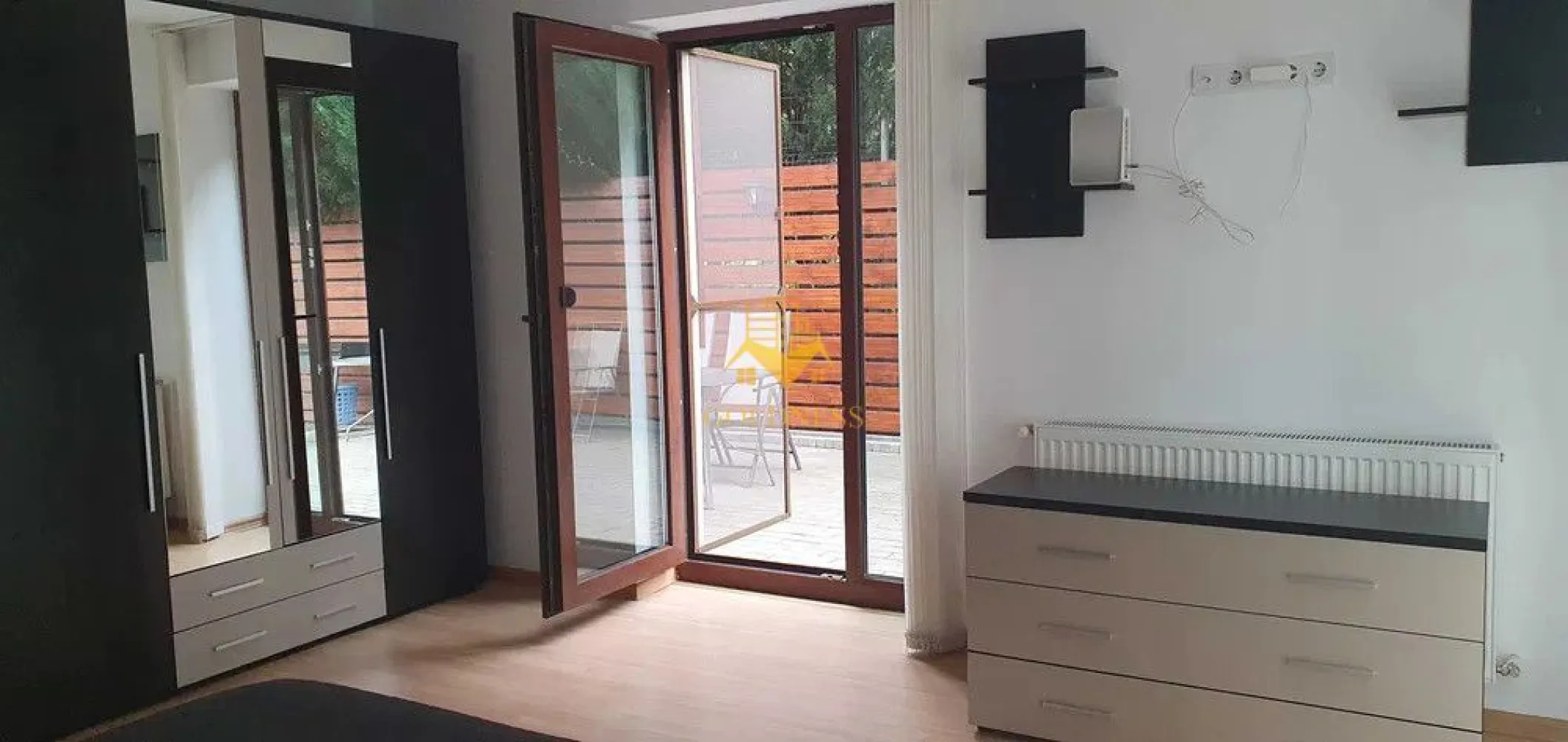 2 Camere, Pet Friendly, Parcare Subterana, Gradina proprie, Zorilor - GOLDNESS Imobiliare vă propune spre închiriere un apartament cu 2 camere complet mobilat și utilat, la parter într-un imobil de 4 etaje, în cartierul Zorilor. Apartamentul este compartimentat astfel: - dormitor cu pat matrimonial, dressing, noptiere. - living cu canapea extensibila, spatiu pt. depozitare. - bucatarie complet mobilata si utilata. - baie cu cabina de dus, calorifer port prosop inox și dulap pentru depozitare. - gradina 80 mp. Imobilul este dotat cu toate cele necesare- centrală proprie, mașină de spălat haine, frigider, plită electrică, hotă, TV, etc. Se află în apropierea stațiilor de transport în comun, magazine, restaurante, spații verzi, farmacii, etc. Dispune de loc de parcare! Dacă sunteți interesați de acest apartament și doriți să îl vizionați, dar și pentru alte oferte nu ezitați să ne contactați telefonic sau prin e-mail. Vă stăm la dispoziție! Pentru intermediere se percepe un comision de 50% din prețul chiriei! }}