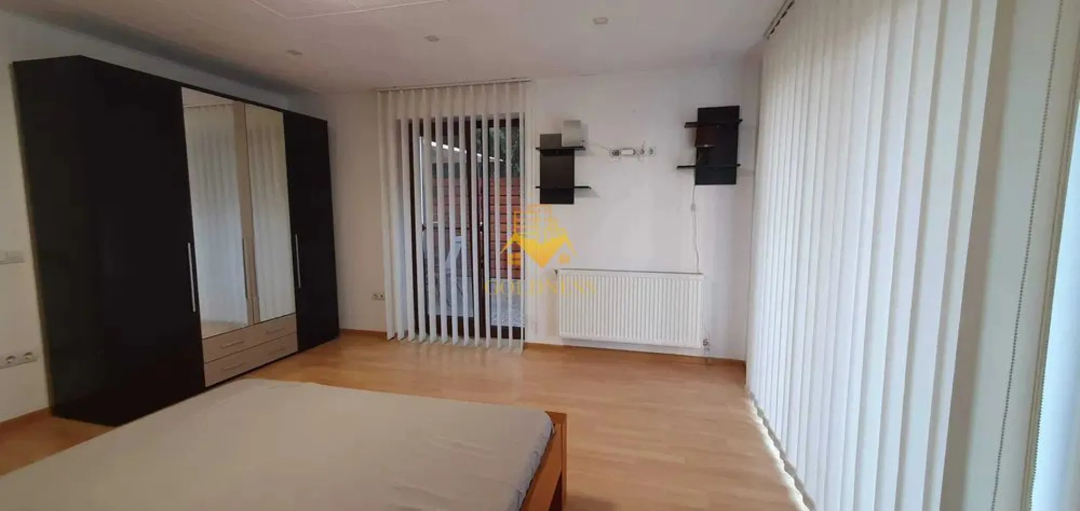 2 Camere, Pet Friendly, Parcare Subterana, Gradina proprie, Zorilor - GOLDNESS Imobiliare vă propune spre închiriere un apartament cu 2 camere complet mobilat și utilat, la parter într-un imobil de 4 etaje, în cartierul Zorilor. Apartamentul este compartimentat astfel: - dormitor cu pat matrimonial, dressing, noptiere. - living cu canapea extensibila, spatiu pt. depozitare. - bucatarie complet mobilata si utilata. - baie cu cabina de dus, calorifer port prosop inox și dulap pentru depozitare. - gradina 80 mp. Imobilul este dotat cu toate cele necesare- centrală proprie, mașină de spălat haine, frigider, plită electrică, hotă, TV, etc. Se află în apropierea stațiilor de transport în comun, magazine, restaurante, spații verzi, farmacii, etc. Dispune de loc de parcare! Dacă sunteți interesați de acest apartament și doriți să îl vizionați, dar și pentru alte oferte nu ezitați să ne contactați telefonic sau prin e-mail. Vă stăm la dispoziție! Pentru intermediere se percepe un comision de 50% din prețul chiriei! }}