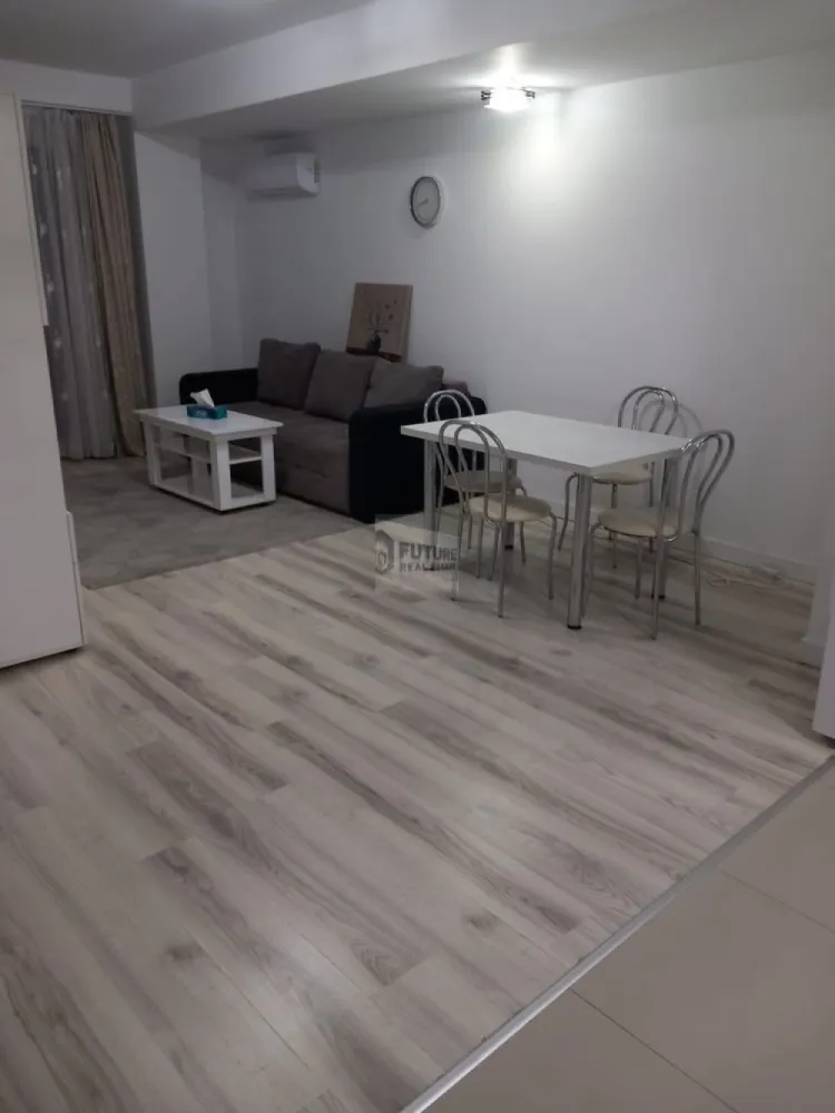 2 Camere Modern – Bloc 2018 | 4 min Metrou Dristor | Parcare Subterană - Cauți un apartament în care să te simți „acasă” de la prima vizionare? Ofer spre închiriere un apartament de 2 camere, situat pe strada Râmnicu Vâlcea nr. 8, într-un imobil finalizat în 2018, care combină confortul modern cu o locație strategică. ✨ De ce să alegi acest apartament? Locație Premium: Ești la doar 4 minute de mers pe jos de Metrou Dristor. Ai totul la îndemână! Confort Modern: Apartamentul este situat la etajul 5, este decomandat și are o suprafață utilă de 52 mp, la care se adaugă un balcon spațios de 6 mp. Mobilat & Utilat Complet: Totul este modern, gata să te primească. Dotat cu Aer Condiționat pentru zilele toride. Fără stresul parcării: Beneficiezi de propriul loc de parcare în garajul subteran al blocului. 📍 Facilități în imediata apropiere: Shopping: Chiar lângă Lidl (cumparături rapide, fără efort). Liniște: Deși ești în inima zonei Dristor, locația este surprinzător de liniștită. Acces rapid: Restaurante, săli de fitness și farmacii la doar câțiva pași distanță. 💰 Detalii Financiare: Chirie apartament: 700 € / lună. Loc de parcare subteran: 50 € / lună. Disponibilitate: Imediată. .Căutăm chiriași serioși pentru un contract pe termen lung. 📞 Sună acum la 0751524504 pentru a programa o vizionare! Locurile de parcare subterane în zona Dristor sunt o raritate, așa că nu lăsa oferta să treacă pe lângă tine. }}