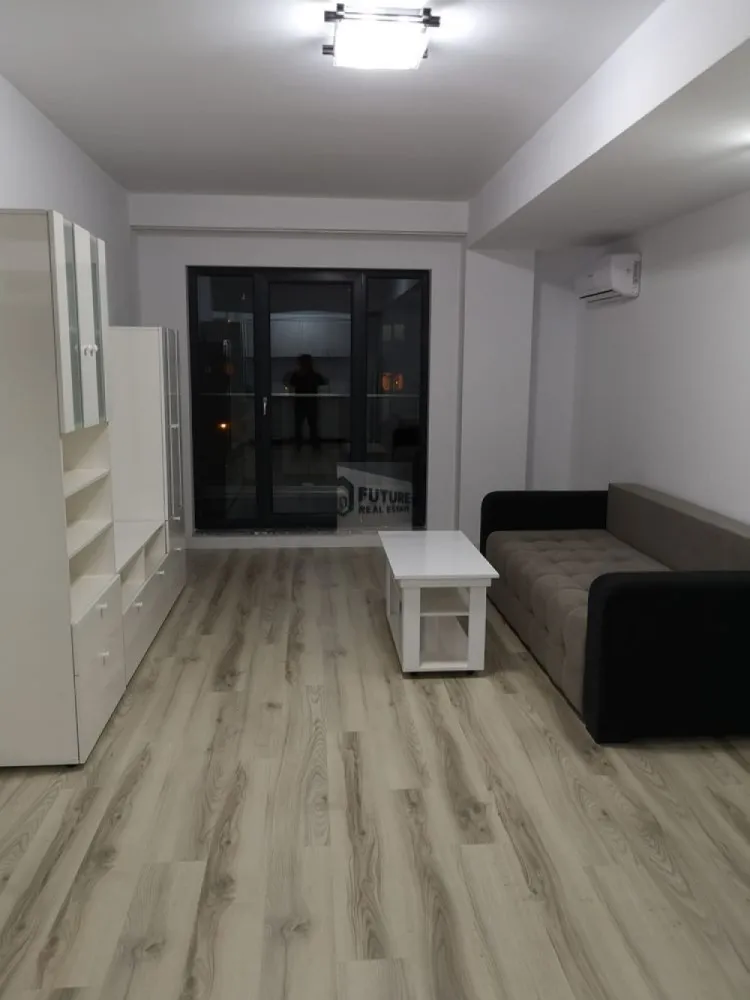 2 Camere Modern – Bloc 2018 | 4 min Metrou Dristor | Parcare Subterană - Cauți un apartament în care să te simți „acasă” de la prima vizionare? Ofer spre închiriere un apartament de 2 camere, situat pe strada Râmnicu Vâlcea nr. 8, într-un imobil finalizat în 2018, care combină confortul modern cu o locație strategică. ✨ De ce să alegi acest apartament? Locație Premium: Ești la doar 4 minute de mers pe jos de Metrou Dristor. Ai totul la îndemână! Confort Modern: Apartamentul este situat la etajul 5, este decomandat și are o suprafață utilă de 52 mp, la care se adaugă un balcon spațios de 6 mp. Mobilat & Utilat Complet: Totul este modern, gata să te primească. Dotat cu Aer Condiționat pentru zilele toride. Fără stresul parcării: Beneficiezi de propriul loc de parcare în garajul subteran al blocului. 📍 Facilități în imediata apropiere: Shopping: Chiar lângă Lidl (cumparături rapide, fără efort). Liniște: Deși ești în inima zonei Dristor, locația este surprinzător de liniștită. Acces rapid: Restaurante, săli de fitness și farmacii la doar câțiva pași distanță. 💰 Detalii Financiare: Chirie apartament: 700 € / lună. Loc de parcare subteran: 50 € / lună. Disponibilitate: Imediată. .Căutăm chiriași serioși pentru un contract pe termen lung. 📞 Sună acum la 0751524504 pentru a programa o vizionare! Locurile de parcare subterane în zona Dristor sunt o raritate, așa că nu lăsa oferta să treacă pe lângă tine. }}