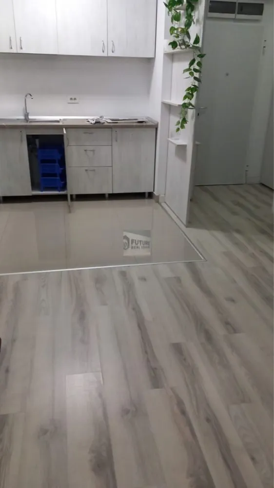 2 Camere Modern – Bloc 2018 | 4 min Metrou Dristor | Parcare Subterană - Cauți un apartament în care să te simți „acasă” de la prima vizionare? Ofer spre închiriere un apartament de 2 camere, situat pe strada Râmnicu Vâlcea nr. 8, într-un imobil finalizat în 2018, care combină confortul modern cu o locație strategică. ✨ De ce să alegi acest apartament? Locație Premium: Ești la doar 4 minute de mers pe jos de Metrou Dristor. Ai totul la îndemână! Confort Modern: Apartamentul este situat la etajul 5, este decomandat și are o suprafață utilă de 52 mp, la care se adaugă un balcon spațios de 6 mp. Mobilat & Utilat Complet: Totul este modern, gata să te primească. Dotat cu Aer Condiționat pentru zilele toride. Fără stresul parcării: Beneficiezi de propriul loc de parcare în garajul subteran al blocului. 📍 Facilități în imediata apropiere: Shopping: Chiar lângă Lidl (cumparături rapide, fără efort). Liniște: Deși ești în inima zonei Dristor, locația este surprinzător de liniștită. Acces rapid: Restaurante, săli de fitness și farmacii la doar câțiva pași distanță. 💰 Detalii Financiare: Chirie apartament: 700 € / lună. Loc de parcare subteran: 50 € / lună. Disponibilitate: Imediată. .Căutăm chiriași serioși pentru un contract pe termen lung. 📞 Sună acum la 0751524504 pentru a programa o vizionare! Locurile de parcare subterane în zona Dristor sunt o raritate, așa că nu lăsa oferta să treacă pe lângă tine. }}