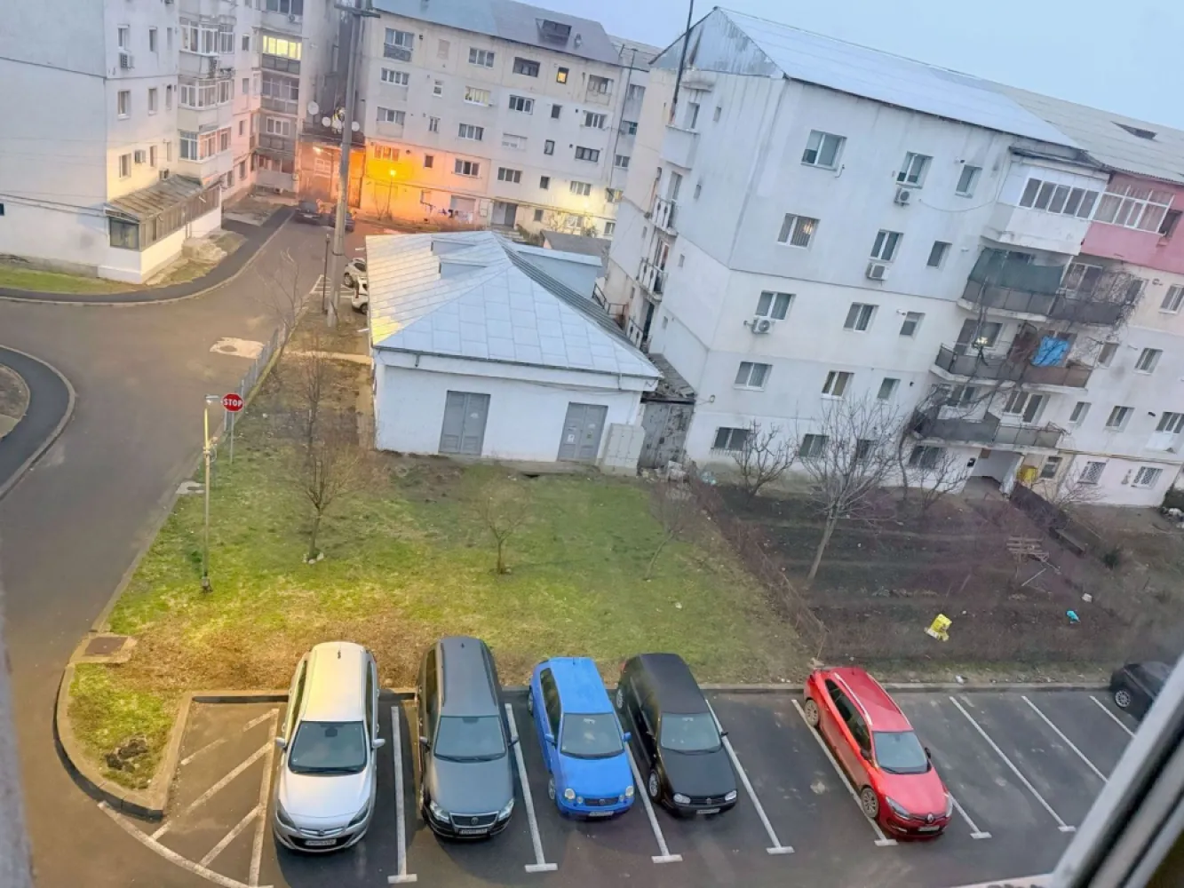 Exclusivitate - 2 camere Marasesti – 28.000 Euro, comision 0% - Va propun spre vanzare un apartament cu 2 camere, situat in Marasesti, jud. Vrancea, pe Str. Garoafei, zona Gara – Parc, o locatie linistita si accesibila, ideala atat pentru locuit, cat si pentru investitie. Localizare excelenta – in apropiere de gara, parc si puncte de interes din oras. Detalii proprietate: Etaj 4 din 4 Suprafata utila: 49,4 mp Logie: 5,1 mp An constructie imobil: 1979 Compartimentare practica si luminoasa Pod pe toata suprafata apartamentului, compartimentat identic, cu acces pe baza de cheie – spatiu suplimentar ideal pentru depozitare Stare apartament: Necesita renovare totala – perfect pentru a fi amenajat dupa propriul gust Geamuri termopan Usa metalica la intrare Contor de gaz montat (nu dispune de centrala termica) Situatie juridica clara: Carte funciara Certificat energetic Acte la zi Fara datorii Pret propus: 28.000 Euro – negociabil Comision 0% pentru cumparator Oferta in exclusivitate prin Mag Invest Pentru mai multe detalii si programari vizionare: Liliana Ene – Broker acreditat ABI Telefon: 0746.252.252 O oportunitate excelenta pentru cei care isi doresc un apartament bine pozitionat, cu potential ridicat, intr-o zona apreciata din Marasesti. }}