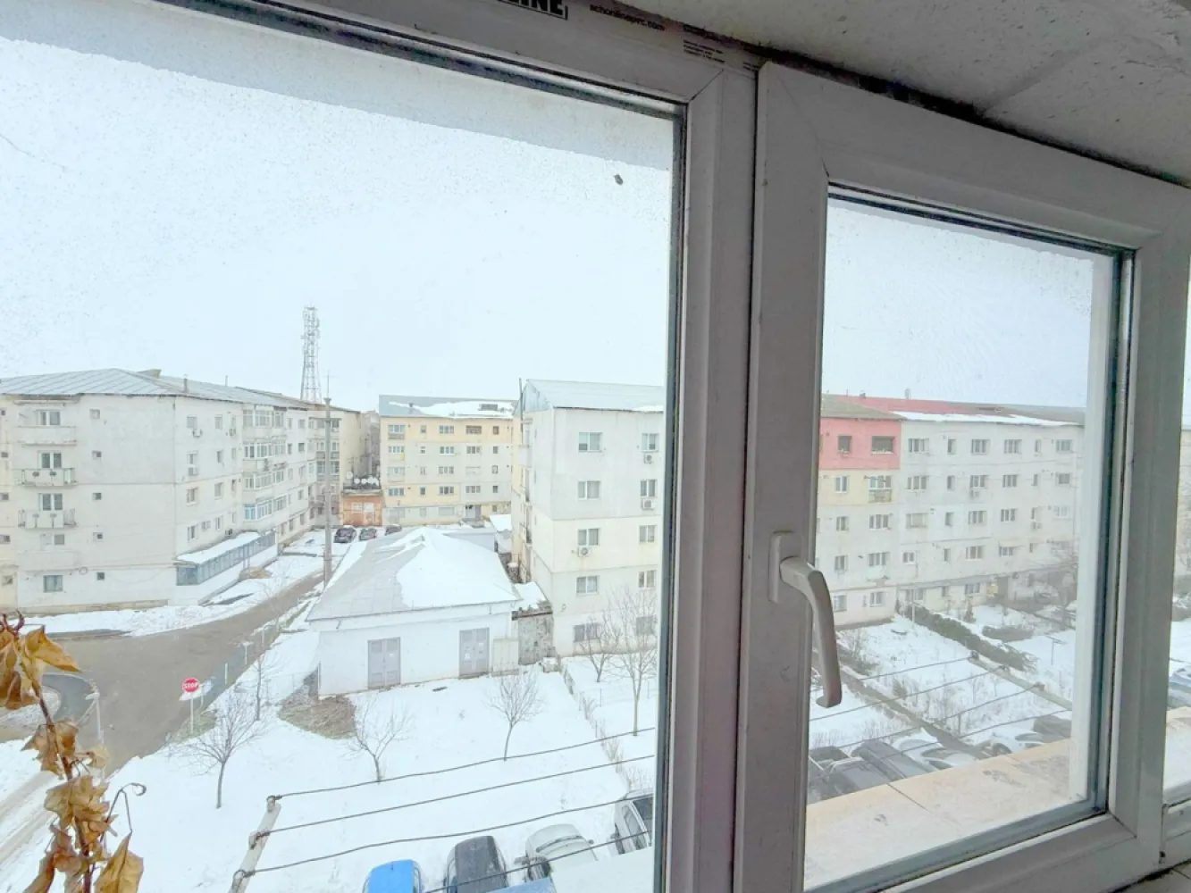 Exclusivitate - 2 camere Marasesti – 28.000 Euro, comision 0% - Va propun spre vanzare un apartament cu 2 camere, situat in Marasesti, jud. Vrancea, pe Str. Garoafei, zona Gara – Parc, o locatie linistita si accesibila, ideala atat pentru locuit, cat si pentru investitie. Localizare excelenta – in apropiere de gara, parc si puncte de interes din oras. Detalii proprietate: Etaj 4 din 4 Suprafata utila: 49,4 mp Logie: 5,1 mp An constructie imobil: 1979 Compartimentare practica si luminoasa Pod pe toata suprafata apartamentului, compartimentat identic, cu acces pe baza de cheie – spatiu suplimentar ideal pentru depozitare Stare apartament: Necesita renovare totala – perfect pentru a fi amenajat dupa propriul gust Geamuri termopan Usa metalica la intrare Contor de gaz montat (nu dispune de centrala termica) Situatie juridica clara: Carte funciara Certificat energetic Acte la zi Fara datorii Pret propus: 28.000 Euro – negociabil Comision 0% pentru cumparator Oferta in exclusivitate prin Mag Invest Pentru mai multe detalii si programari vizionare: Liliana Ene – Broker acreditat ABI Telefon: 0746.252.252 O oportunitate excelenta pentru cei care isi doresc un apartament bine pozitionat, cu potential ridicat, intr-o zona apreciata din Marasesti. }}