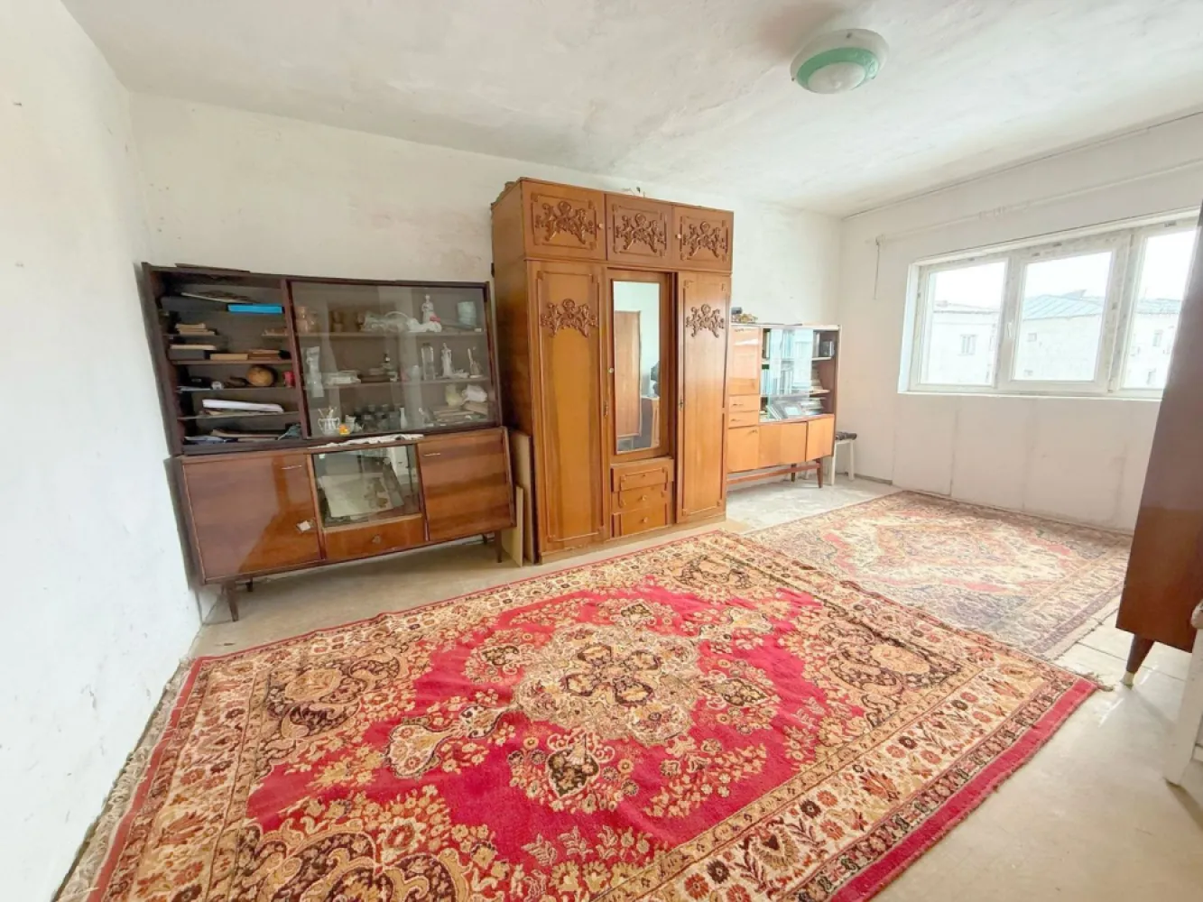 Exclusivitate - 2 camere Marasesti – 28.000 Euro, comision 0% - Va propun spre vanzare un apartament cu 2 camere, situat in Marasesti, jud. Vrancea, pe Str. Garoafei, zona Gara – Parc, o locatie linistita si accesibila, ideala atat pentru locuit, cat si pentru investitie. Localizare excelenta – in apropiere de gara, parc si puncte de interes din oras. Detalii proprietate: Etaj 4 din 4 Suprafata utila: 49,4 mp Logie: 5,1 mp An constructie imobil: 1979 Compartimentare practica si luminoasa Pod pe toata suprafata apartamentului, compartimentat identic, cu acces pe baza de cheie – spatiu suplimentar ideal pentru depozitare Stare apartament: Necesita renovare totala – perfect pentru a fi amenajat dupa propriul gust Geamuri termopan Usa metalica la intrare Contor de gaz montat (nu dispune de centrala termica) Situatie juridica clara: Carte funciara Certificat energetic Acte la zi Fara datorii Pret propus: 28.000 Euro – negociabil Comision 0% pentru cumparator Oferta in exclusivitate prin Mag Invest Pentru mai multe detalii si programari vizionare: Liliana Ene – Broker acreditat ABI Telefon: 0746.252.252 O oportunitate excelenta pentru cei care isi doresc un apartament bine pozitionat, cu potential ridicat, intr-o zona apreciata din Marasesti. }}