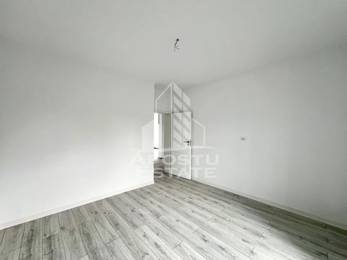 Casa individuala de vanzare pe parter, curte proprie, zona Sanandrei