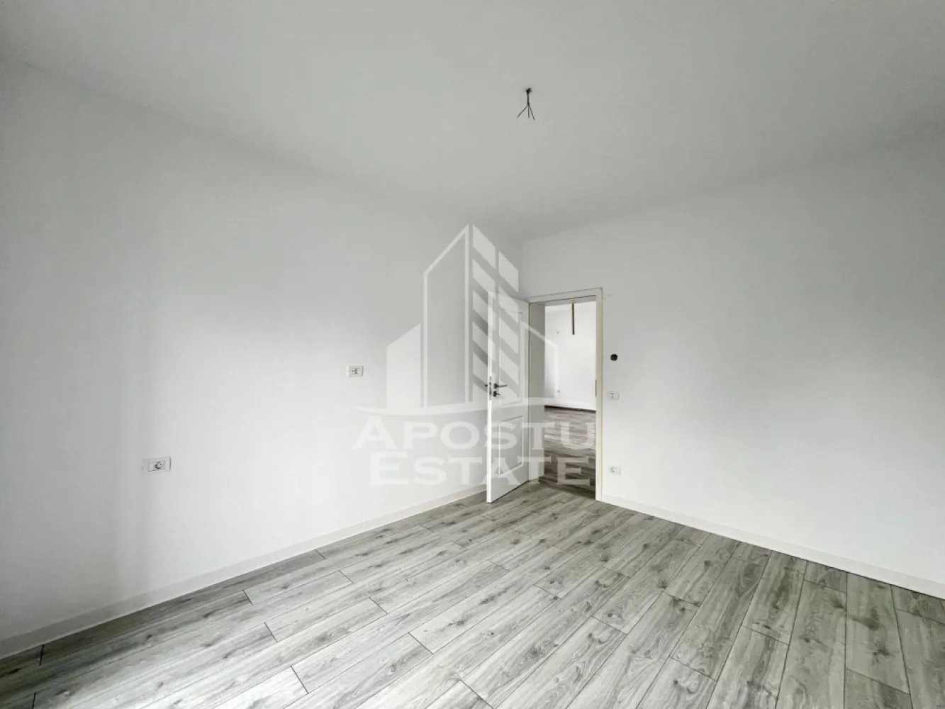 Casa individuala de vanzare pe parter, curte proprie, zona Sanandrei