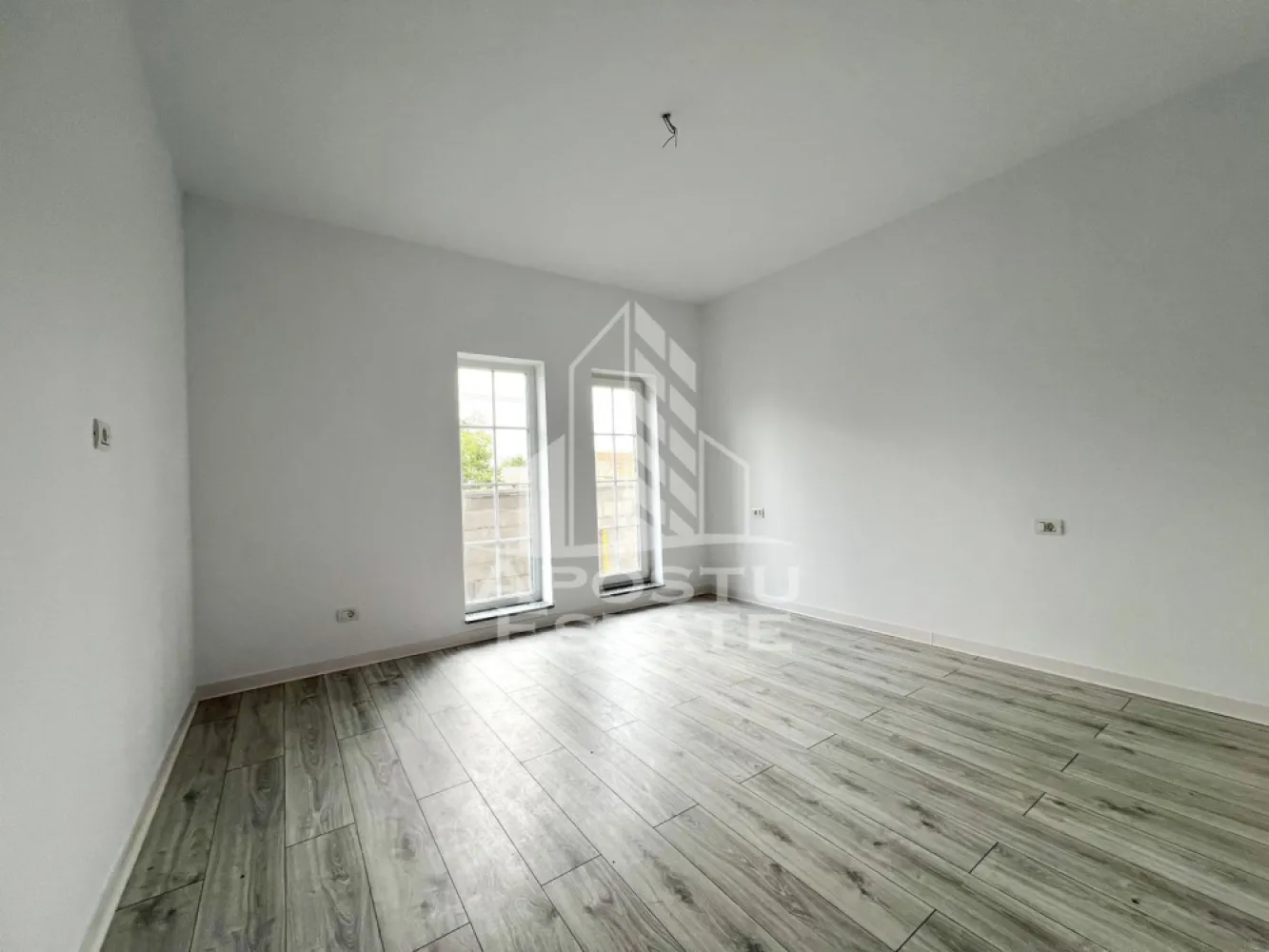 Casa individuala de vanzare pe parter, curte proprie, zona Sanandrei