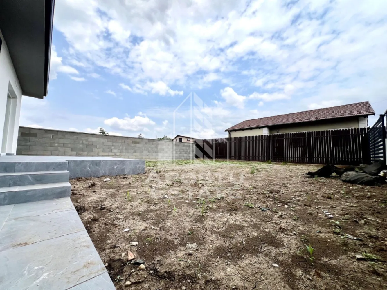 Casa individuala de vanzare pe parter, curte proprie, zona Sanandrei