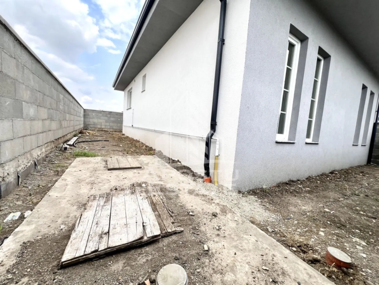 Casa individuala de vanzare pe parter, curte proprie, zona Sanandrei