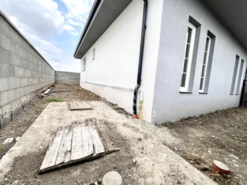 Casa individuala de vanzare pe parter, curte proprie, zona Sanandrei