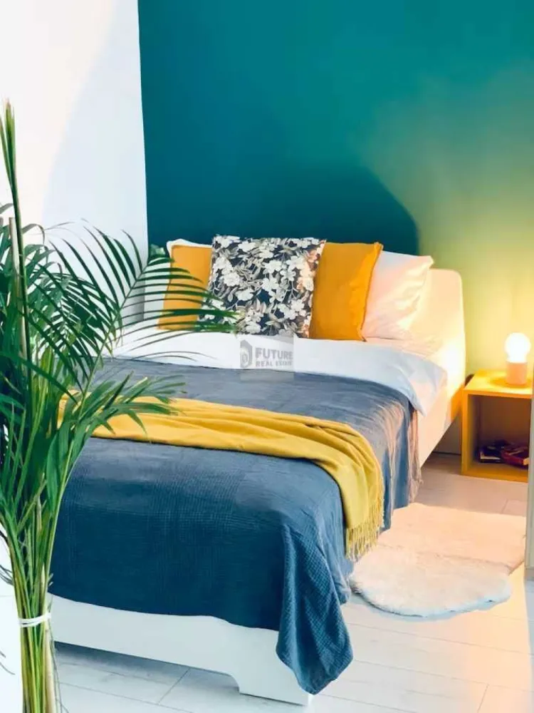 Garsoniera Mall Vitan, metrou Mihai Bravu / Timpuri Noi / Dristor - Garsoniera confort 1 sporit, decomandata, situata la P/8 intr-un bloc construit in anul 1990, amplasat pe Aleea Banul Udrea, la doar 7 minute de statia de metrou Mihai Bravu si 15 minute de statiile de metrou Timpuri Noi / Dristor. Se poate ajunge cu usurinta in parcurile Tineretului si Titan, la mall-urile Vitan, Park Lake si Sun Plaza, dar si in centrul vechi, zona Unirii. Garsoniera este desfasurata pe o suprafata de 40 mp si se ofera spre inchiriere complet mobilata si utilata (TV, aer conditionat, frigider, masina de spalat, plita, cuptor). Se inchiriaza pentru minim un an, contractul se inregistreaza la ANAF, la inceput se plateste prima luna de chirie si garantia. }}