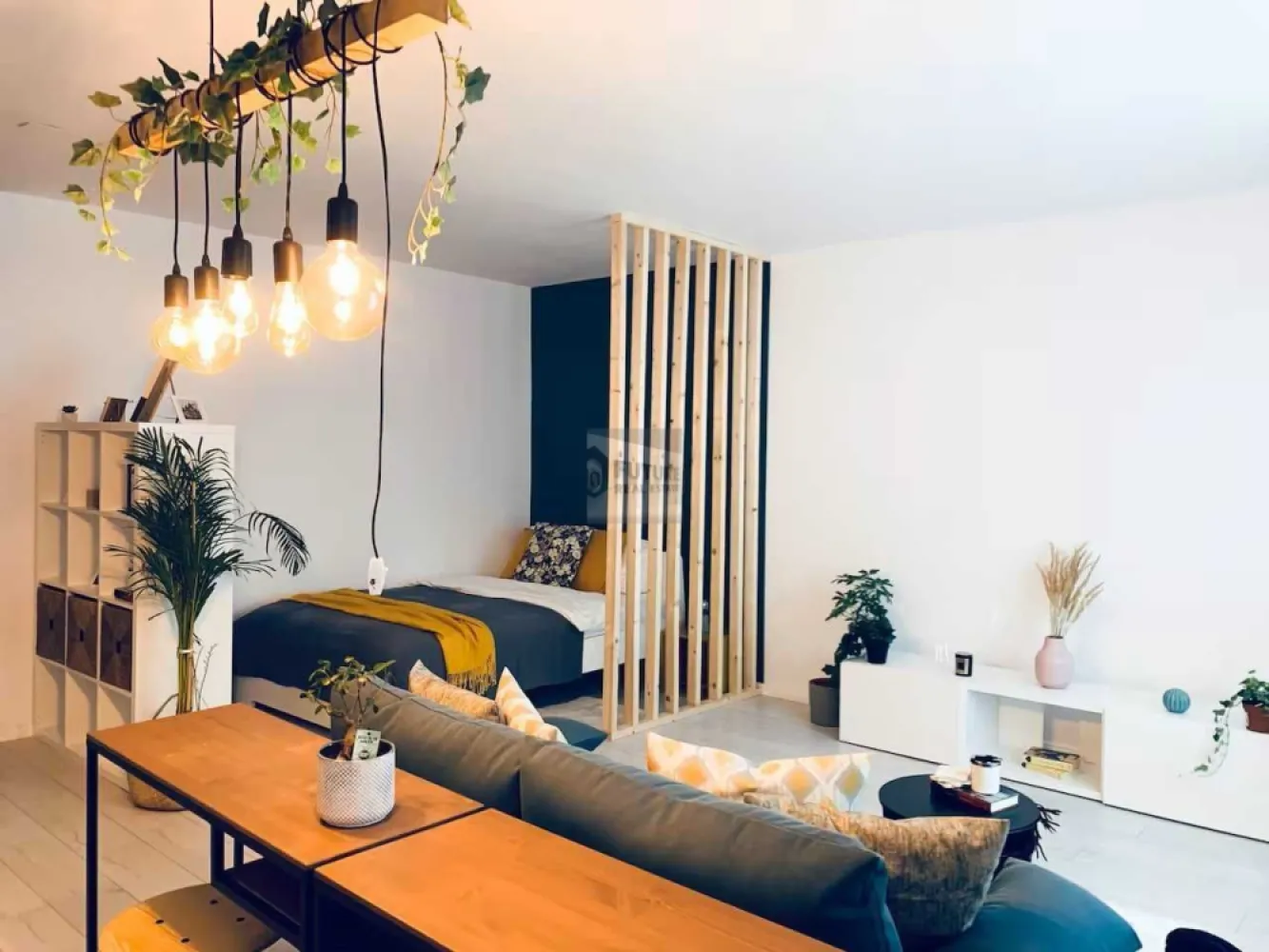 Garsoniera Mall Vitan, metrou Mihai Bravu / Timpuri Noi / Dristor - Garsoniera confort 1 sporit, decomandata, situata la P/8 intr-un bloc construit in anul 1990, amplasat pe Aleea Banul Udrea, la doar 7 minute de statia de metrou Mihai Bravu si 15 minute de statiile de metrou Timpuri Noi / Dristor. Se poate ajunge cu usurinta in parcurile Tineretului si Titan, la mall-urile Vitan, Park Lake si Sun Plaza, dar si in centrul vechi, zona Unirii. Garsoniera este desfasurata pe o suprafata de 40 mp si se ofera spre inchiriere complet mobilata si utilata (TV, aer conditionat, frigider, masina de spalat, plita, cuptor). Se inchiriaza pentru minim un an, contractul se inregistreaza la ANAF, la inceput se plateste prima luna de chirie si garantia. }}