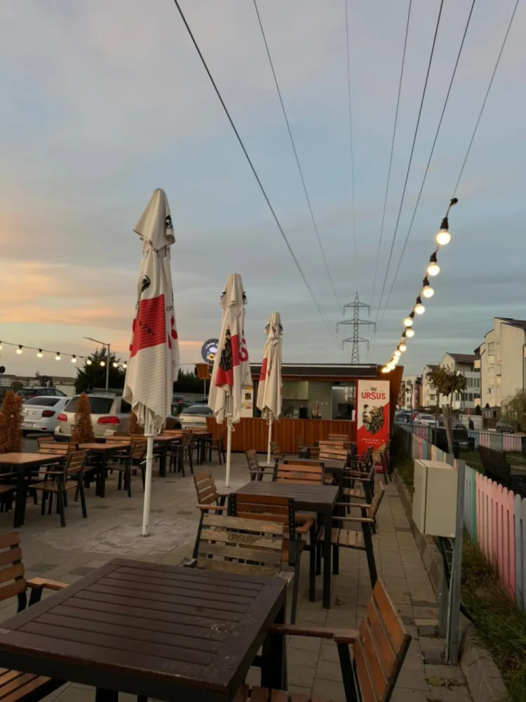 Afacere Fast-Food la cheie cu terasă | Cartierul Arhitecților | Teren în proprietate 121 mp - 🔑 Oportunitate excelentă de investiție – Afacere Fast-Food la cheie, Cartierul ArhitecțilorPersoană juridică oferă spre vânzare afacere în domeniul Fast-Food, complet funcțională, pregătită pentru preluare imediată.📍 Locația este situată în zona Cartierul Arhitecților, într-un areal cu trafic pietonal intens, beneficiind de proximitatea unui loc de joacă modern, recent renovat de primărie – un avantaj important pentru flux constant de clienți.📦 Proprietatea este compusă din:✔ Bucătărie tip container, complet utilată și mobilată – gata pentru operare imediată✔ Magazie + curte interioară pentru depozitare✔ Teren în proprietate – 121 mp✔ Terasă amenajată cu 14 mese (4 scaune / masă)✔ Utilități: curent electricAfacerea este ideală pentru antreprenori care doresc să preia un business funcțional fără investiții suplimentare majore.📌 Motivul vânzării: schimbarea domeniului de activitate al companiei.💶 Preț: 75.000 € negociabilPentru detalii suplimentare, informații financiare sau programarea unei vizionări, vă rugăm să ne contactați în privat. }}