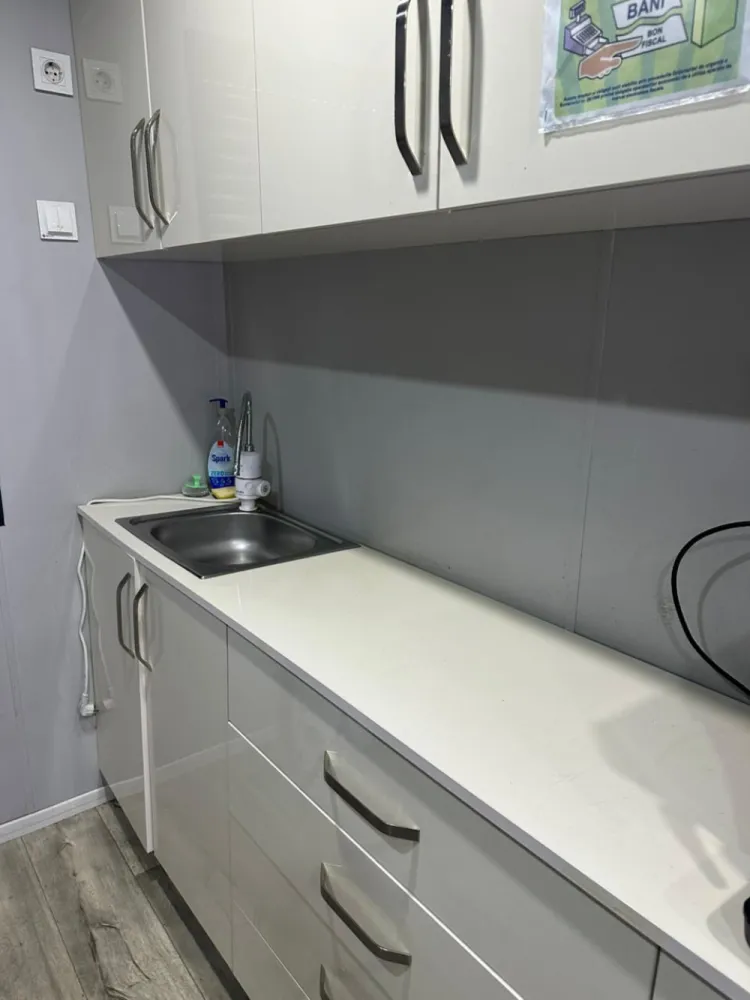 Afacere Fast-Food la cheie cu terasă | Cartierul Arhitecților | Teren în proprietate 121 mp - 🔑 Oportunitate excelentă de investiție – Afacere Fast-Food la cheie, Cartierul ArhitecțilorPersoană juridică oferă spre vânzare afacere în domeniul Fast-Food, complet funcțională, pregătită pentru preluare imediată.📍 Locația este situată în zona Cartierul Arhitecților, într-un areal cu trafic pietonal intens, beneficiind de proximitatea unui loc de joacă modern, recent renovat de primărie – un avantaj important pentru flux constant de clienți.📦 Proprietatea este compusă din:✔ Bucătărie tip container, complet utilată și mobilată – gata pentru operare imediată✔ Magazie + curte interioară pentru depozitare✔ Teren în proprietate – 121 mp✔ Terasă amenajată cu 14 mese (4 scaune / masă)✔ Utilități: curent electricAfacerea este ideală pentru antreprenori care doresc să preia un business funcțional fără investiții suplimentare majore.📌 Motivul vânzării: schimbarea domeniului de activitate al companiei.💶 Preț: 75.000 € negociabilPentru detalii suplimentare, informații financiare sau programarea unei vizionări, vă rugăm să ne contactați în privat. }}