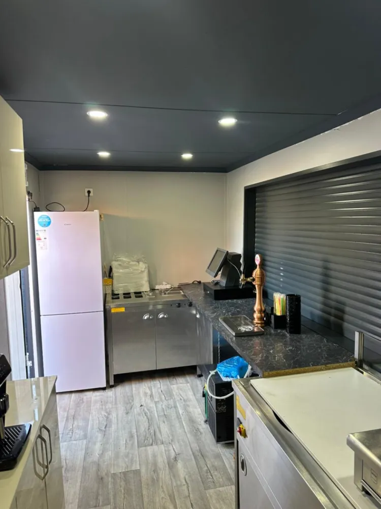 Afacere Fast-Food la cheie cu terasă | Cartierul Arhitecților | Teren în proprietate 121 mp - 🔑 Oportunitate excelentă de investiție – Afacere Fast-Food la cheie, Cartierul ArhitecțilorPersoană juridică oferă spre vânzare afacere în domeniul Fast-Food, complet funcțională, pregătită pentru preluare imediată.📍 Locația este situată în zona Cartierul Arhitecților, într-un areal cu trafic pietonal intens, beneficiind de proximitatea unui loc de joacă modern, recent renovat de primărie – un avantaj important pentru flux constant de clienți.📦 Proprietatea este compusă din:✔ Bucătărie tip container, complet utilată și mobilată – gata pentru operare imediată✔ Magazie + curte interioară pentru depozitare✔ Teren în proprietate – 121 mp✔ Terasă amenajată cu 14 mese (4 scaune / masă)✔ Utilități: curent electricAfacerea este ideală pentru antreprenori care doresc să preia un business funcțional fără investiții suplimentare majore.📌 Motivul vânzării: schimbarea domeniului de activitate al companiei.💶 Preț: 75.000 € negociabilPentru detalii suplimentare, informații financiare sau programarea unei vizionări, vă rugăm să ne contactați în privat. }}