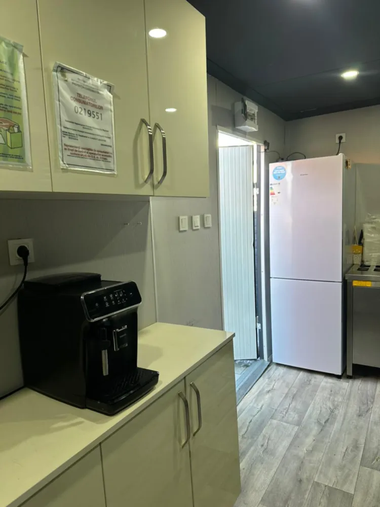 Afacere Fast-Food la cheie cu terasă | Cartierul Arhitecților | Teren în proprietate 121 mp - 🔑 Oportunitate excelentă de investiție – Afacere Fast-Food la cheie, Cartierul ArhitecțilorPersoană juridică oferă spre vânzare afacere în domeniul Fast-Food, complet funcțională, pregătită pentru preluare imediată.📍 Locația este situată în zona Cartierul Arhitecților, într-un areal cu trafic pietonal intens, beneficiind de proximitatea unui loc de joacă modern, recent renovat de primărie – un avantaj important pentru flux constant de clienți.📦 Proprietatea este compusă din:✔ Bucătărie tip container, complet utilată și mobilată – gata pentru operare imediată✔ Magazie + curte interioară pentru depozitare✔ Teren în proprietate – 121 mp✔ Terasă amenajată cu 14 mese (4 scaune / masă)✔ Utilități: curent electricAfacerea este ideală pentru antreprenori care doresc să preia un business funcțional fără investiții suplimentare majore.📌 Motivul vânzării: schimbarea domeniului de activitate al companiei.💶 Preț: 75.000 € negociabilPentru detalii suplimentare, informații financiare sau programarea unei vizionări, vă rugăm să ne contactați în privat. }}